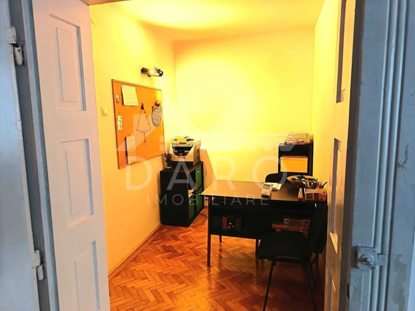 🏡 Apartament de vânzare – 2 camere | 62 mp | Centru Târgu Mureș | 112 - Se oferă spre vânzare apartament spațios, situat foarte aproape de centrul orașului Târgu Mureș, ideal atât pentru locuit, cât și pentru investiție sau activitate de birou. 💰 Preț: 112.000 € (ușor negociabil) 📐 Suprafață utilă: 62 mp 🏢 Etaj: 2 din 3 ✔ clădire izolată termic ✔ curte comună închisă pentru locatari Compartimentare: ✔ living ✔ dormitor ✔ bucătărie (în prezent amenajată ca birou) ✔ baie ✔ hol Dotări și utilități: ✔ centrală termică proprie ✔ 2 aparate de aer condiționat ✔ instalație electrică nouă (renovare completă în 2020) ✔ parchet din lemn masiv recondiționat ✔ apartament renovat și bine întreținut Avantaje: 📍 locație centrală – acces rapid către toate punctele de interes 📍 potrivit pentru locuință sau sediu de firmă 📍 posibilitate preluare cu chiriaș – ideal pentru investiție 📍 zonă liniștită, imobil cu regim redus de înălțime 💎 O oportunitate excelentă pentru cei care caută o proprietate centrală, cu potențial de locuire sau randament investițional. 🤝 Proprietate promovată prin DARO Imobiliare 💳 Pentru achiziție, prin Kiwi Finance beneficiezi de: ✔ analiză GRATUITĂ a eligibilității ✔ acces la oferte de la peste 12 bănci ✔ negocierea dobânzii în favoarea ta ✔ suport complet până la semnarea contractului 📞 Detalii și vizionări: Coman Maria – DARO Imobiliare & Kiwi Finance 📱 0749 535 729 🔑 DARO Imobiliare – găsim proprietatea potrivită. 💳 Kiwi Finance – obținem creditul pentru a o cumpăra. }}