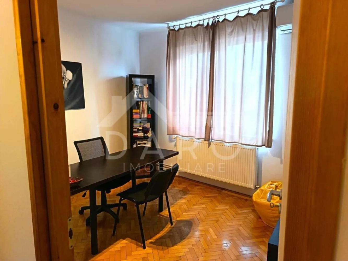 🏡 Apartament de vânzare – 2 camere | 62 mp | Centru Târgu Mureș | 112 - Se oferă spre vânzare apartament spațios, situat foarte aproape de centrul orașului Târgu Mureș, ideal atât pentru locuit, cât și pentru investiție sau activitate de birou. 💰 Preț: 112.000 € (ușor negociabil) 📐 Suprafață utilă: 62 mp 🏢 Etaj: 2 din 3 ✔ clădire izolată termic ✔ curte comună închisă pentru locatari Compartimentare: ✔ living ✔ dormitor ✔ bucătărie (în prezent amenajată ca birou) ✔ baie ✔ hol Dotări și utilități: ✔ centrală termică proprie ✔ 2 aparate de aer condiționat ✔ instalație electrică nouă (renovare completă în 2020) ✔ parchet din lemn masiv recondiționat ✔ apartament renovat și bine întreținut Avantaje: 📍 locație centrală – acces rapid către toate punctele de interes 📍 potrivit pentru locuință sau sediu de firmă 📍 posibilitate preluare cu chiriaș – ideal pentru investiție 📍 zonă liniștită, imobil cu regim redus de înălțime 💎 O oportunitate excelentă pentru cei care caută o proprietate centrală, cu potențial de locuire sau randament investițional. 🤝 Proprietate promovată prin DARO Imobiliare 💳 Pentru achiziție, prin Kiwi Finance beneficiezi de: ✔ analiză GRATUITĂ a eligibilității ✔ acces la oferte de la peste 12 bănci ✔ negocierea dobânzii în favoarea ta ✔ suport complet până la semnarea contractului 📞 Detalii și vizionări: Coman Maria – DARO Imobiliare & Kiwi Finance 📱 0749 535 729 🔑 DARO Imobiliare – găsim proprietatea potrivită. 💳 Kiwi Finance – obținem creditul pentru a o cumpăra. }}