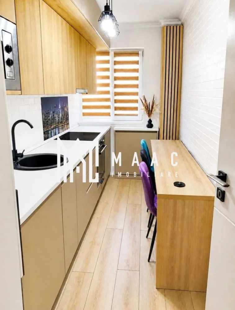 Apartament 2 camere | Ostroveni | 58 mpu | Ostroveni | - MAAC Imobiliare vă propune spre vânzare un apartament cu 2 camere decomandat, complet reconstruit la standarde premium, situat în zona DSV – Ostroveni, la etajul 4 din 10, într-un bloc solid construit după cutremurul din 1977, conform noilor norme de rezistență.

Această proprietate nu este doar renovată, ci reconstruită integral, fiind realizată ca proiect personal, fără compromisuri privind calitatea materialelor sau execuția. Lucrările s-au desfășurat pe parcursul a aproximativ 8 luni, cu accent pe durabilitate, eficiență energetică și confort.

Caracteristici principale:
Apartament cu 2 camere, complet decomandat
Suprafață utilă: 58 mp (55 mp în acte + balcon integrat)
Etaj 4 din 10
Apartament de mijloc, foarte eficient energetic
Se poate vinde complet mobilat și utilat sau parțial mobilat, în funcție de preferințele cumpărătorului
Disponibil pentru mutare imediată
Compartimentare:
Living luminos
Dormitor cu dressing
Bucătărie
Baie
Hol pătrat generos de aproximativ 9 mp
Balcon integrat în suprafața utilă
Reconstrucție și finisaje:
Pereți decopertați până la tencuiala originală și refăcuți integral
Finisaje realizate cu tencuială Rimano, fără placări cu rigips pe pereți sau tavane
Rigips utilizat doar punctual (tavan baie și lateralele balconului)
Instalație electrică complet nouă din cupru
Circuit separat pentru fiecare priză
Minimum două prize în fiecare încăpere
Contor electric relocat pe casa scării
Instalație sanitară refăcută integral
Balcon complet izolat cu vată de sticlă și prevăzut cu calorifer propriu
Nișele tehnice și coloanele blocului au fost izolate cu vată minerală de înaltă densitate pentru confort termic și fonic
Nișele din camere sunt etanșate pentru reducerea pierderilor de căldură și a zgomotului
Dotări:
2 aparate de aer condiționat Fujitsu 12.000 BTU A++
Mașină de spălat rufe A++
Uscător de rufe A++
Frigider
Plită cu inducție
Hotă
Cuptor electric
Cuptor cu microunde
2 televizoare Smart (65" și 55")
Sistem Home Cinema
Espressor automat de cafea
Mop electric
Aspirator silențios
Avantaje:
Apartamentul nu a fost locuit după finalizarea lucrărilor
Electrocasnicele au fost doar testate pentru verificarea funcționării
Investiție documentată, de peste 30.000 €, cu fotografii din toate etapele lucrării și facturi disponibile
Vedere deschisă, fără bloc în față
Bloc liniștit, cu vecini stabili
Locuri de parcare disponibile atât în fața, cât și în spatele blocului
Costuri reduse de întreținere datorită eficienței energetice ridicate

Această proprietate se adresează cumpărătorilor care apreciază calitatea execuției și doresc un apartament în care fiecare detaliu a fost realizat cu atenție și fără compromisuri. Este o locuință pregătită pentru mutare imediată, fără a necesita investiții suplimentare.

Pentru informații suplimentare și programarea unei vizionări specificati ID 3192692