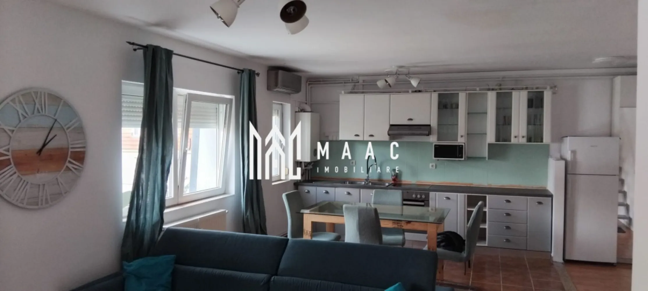 Apartament 3 camere decomandat | Hipodrom | 75 mp, 2 niveluri - Apartament cu 3 camere decomandat, dispus pe două niveluri, în zona Hipodrom 2 din Sibiu, cu 75 mp utili și finisaje moderne, pregătit pentru închiriere pe termen lung.

Detalii proprietate:
• Suprafață utilă: 75 mp, suprafață construită: 90 mp
• Compartimentare decomandată, cu 3 camere, 2 dormitoare, 1 baie și 1 bucătărie
• Configurat pe două niveluri: primul nivel include livingul, bucătăria deschisă și baia, iar al doilea nivel include cele două dormitoare
• Situat la ultimele două niveluri ale unui bloc cu 5 etaje, construit în 1980
• Finisat modern, foarte bine izolat
• Dotat cu aer condiționat și mașină de spălat vase

Proprietatea este amplasată în Hipodrom 2, aproape de biserica de pe Bulevardul Mihai Viteazu, reper util pentru orientare în zonă.

Disponibil imediat pentru închiriere pe termen lung, cu garanție solicitată la inițierea contractului. 
Pentru detalii suplimentare și programarea unei vizionări, contactați echipa MAAC Imobiliare și menționați Cod anunț CP3193804.