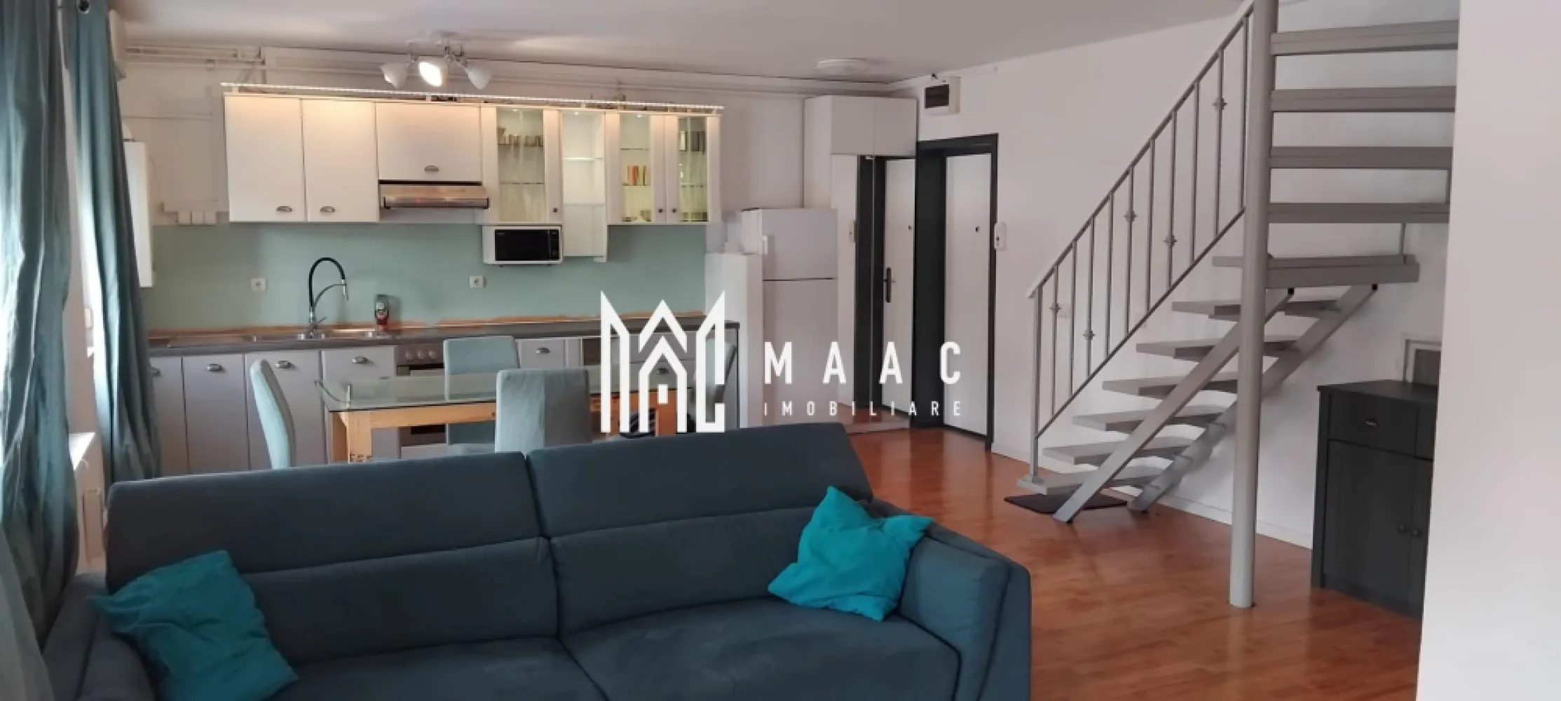 Apartament 3 camere decomandat | Hipodrom | 75 mp, 2 niveluri - Apartament cu 3 camere decomandat, dispus pe două niveluri, în zona Hipodrom 2 din Sibiu, cu 75 mp utili și finisaje moderne, pregătit pentru închiriere pe termen lung.

Detalii proprietate:
• Suprafață utilă: 75 mp, suprafață construită: 90 mp
• Compartimentare decomandată, cu 3 camere, 2 dormitoare, 1 baie și 1 bucătărie
• Configurat pe două niveluri: primul nivel include livingul, bucătăria deschisă și baia, iar al doilea nivel include cele două dormitoare
• Situat la ultimele două niveluri ale unui bloc cu 5 etaje, construit în 1980
• Finisat modern, foarte bine izolat
• Dotat cu aer condiționat și mașină de spălat vase

Proprietatea este amplasată în Hipodrom 2, aproape de biserica de pe Bulevardul Mihai Viteazu, reper util pentru orientare în zonă.

Disponibil imediat pentru închiriere pe termen lung, cu garanție solicitată la inițierea contractului. 
Pentru detalii suplimentare și programarea unei vizionări, contactați echipa MAAC Imobiliare și menționați Cod anunț CP3193804.