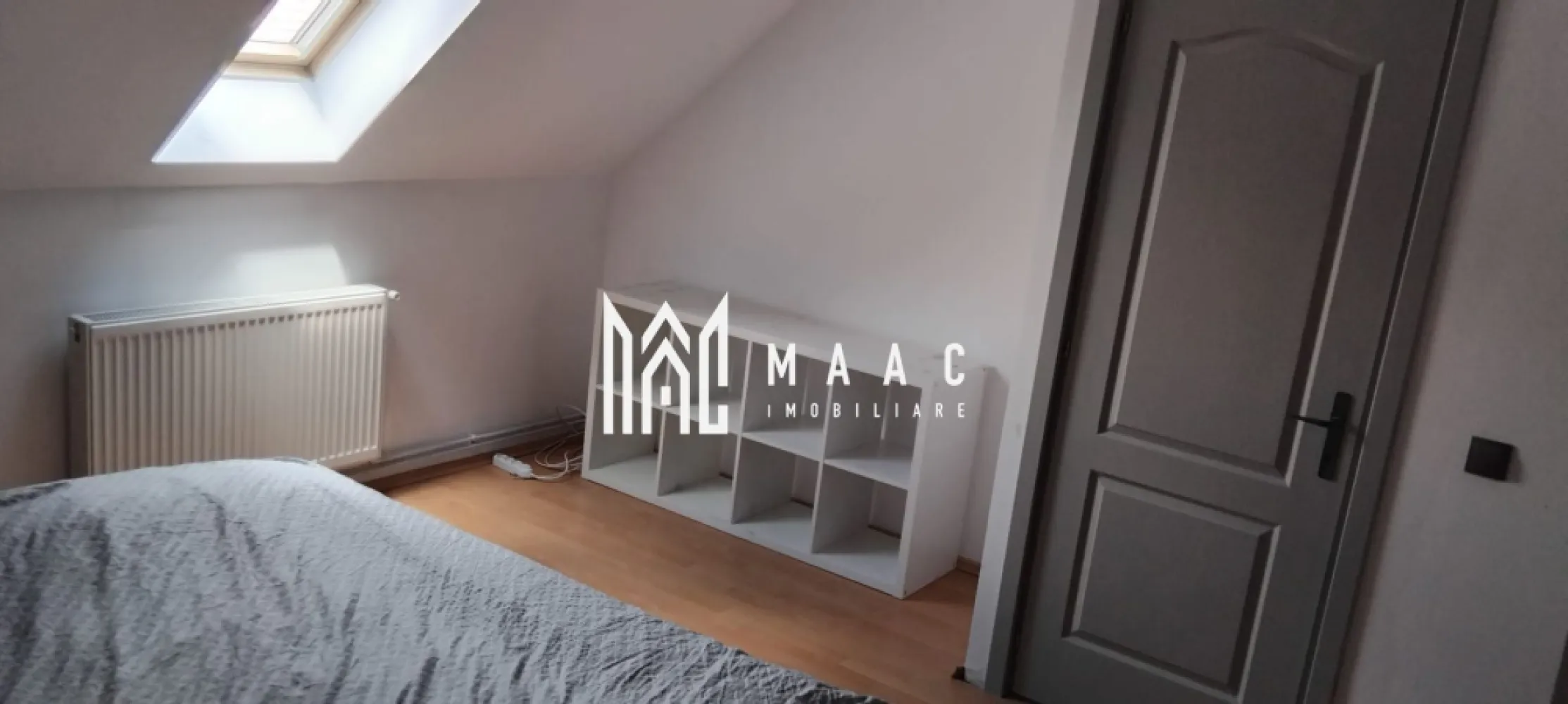 Apartament 3 camere decomandat | Hipodrom | 75 mp, 2 niveluri - Apartament cu 3 camere decomandat, dispus pe două niveluri, în zona Hipodrom 2 din Sibiu, cu 75 mp utili și finisaje moderne, pregătit pentru închiriere pe termen lung.

Detalii proprietate:
• Suprafață utilă: 75 mp, suprafață construită: 90 mp
• Compartimentare decomandată, cu 3 camere, 2 dormitoare, 1 baie și 1 bucătărie
• Configurat pe două niveluri: primul nivel include livingul, bucătăria deschisă și baia, iar al doilea nivel include cele două dormitoare
• Situat la ultimele două niveluri ale unui bloc cu 5 etaje, construit în 1980
• Finisat modern, foarte bine izolat
• Dotat cu aer condiționat și mașină de spălat vase

Proprietatea este amplasată în Hipodrom 2, aproape de biserica de pe Bulevardul Mihai Viteazu, reper util pentru orientare în zonă.

Disponibil imediat pentru închiriere pe termen lung, cu garanție solicitată la inițierea contractului. 
Pentru detalii suplimentare și programarea unei vizionări, contactați echipa MAAC Imobiliare și menționați Cod anunț CP3193804.