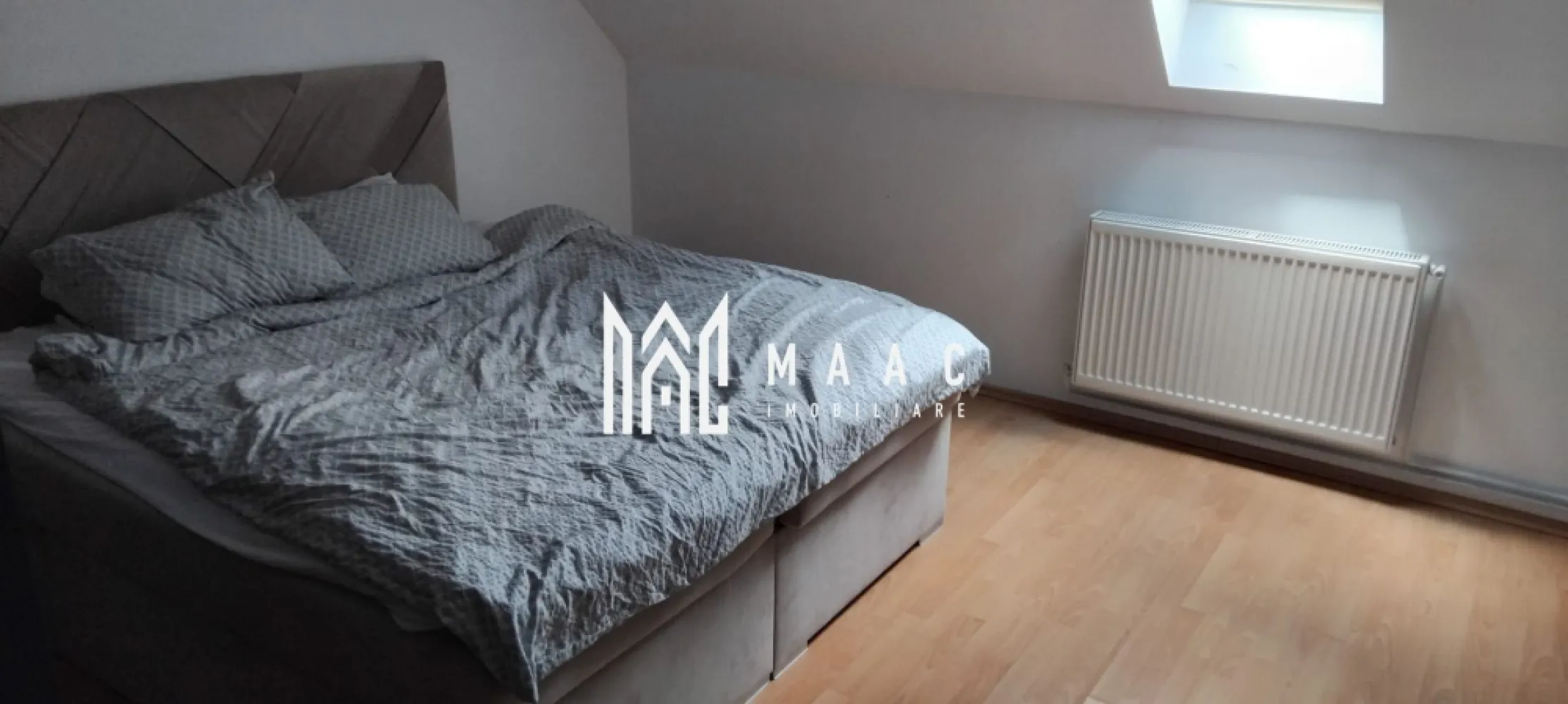 Apartament 3 camere decomandat | Hipodrom | 75 mp, 2 niveluri - Apartament cu 3 camere decomandat, dispus pe două niveluri, în zona Hipodrom 2 din Sibiu, cu 75 mp utili și finisaje moderne, pregătit pentru închiriere pe termen lung.

Detalii proprietate:
• Suprafață utilă: 75 mp, suprafață construită: 90 mp
• Compartimentare decomandată, cu 3 camere, 2 dormitoare, 1 baie și 1 bucătărie
• Configurat pe două niveluri: primul nivel include livingul, bucătăria deschisă și baia, iar al doilea nivel include cele două dormitoare
• Situat la ultimele două niveluri ale unui bloc cu 5 etaje, construit în 1980
• Finisat modern, foarte bine izolat
• Dotat cu aer condiționat și mașină de spălat vase

Proprietatea este amplasată în Hipodrom 2, aproape de biserica de pe Bulevardul Mihai Viteazu, reper util pentru orientare în zonă.

Disponibil imediat pentru închiriere pe termen lung, cu garanție solicitată la inițierea contractului. 
Pentru detalii suplimentare și programarea unei vizionări, contactați echipa MAAC Imobiliare și menționați Cod anunț CP3193804.
