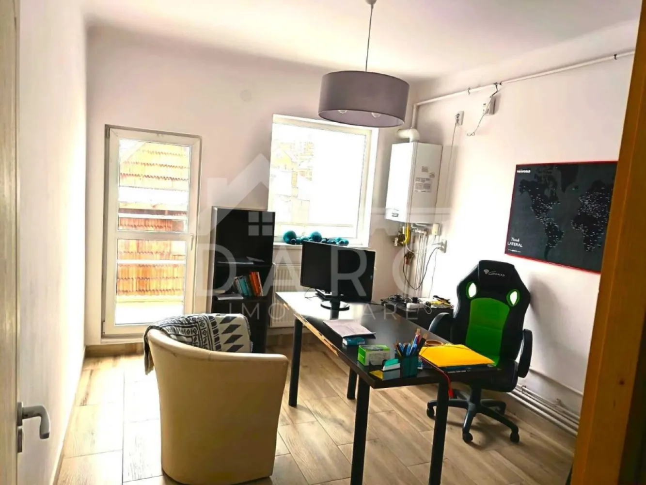 🏡 Apartament de vânzare – 2 camere | 62 mp | Centru Târgu Mureș | 112 - Se oferă spre vânzare apartament spațios, situat foarte aproape de centrul orașului Târgu Mureș, ideal atât pentru locuit, cât și pentru investiție sau activitate de birou. 💰 Preț: 112.000 € (ușor negociabil) 📐 Suprafață utilă: 62 mp 🏢 Etaj: 2 din 3 ✔ clădire izolată termic ✔ curte comună închisă pentru locatari Compartimentare: ✔ living ✔ dormitor ✔ bucătărie (în prezent amenajată ca birou) ✔ baie ✔ hol Dotări și utilități: ✔ centrală termică proprie ✔ 2 aparate de aer condiționat ✔ instalație electrică nouă (renovare completă în 2020) ✔ parchet din lemn masiv recondiționat ✔ apartament renovat și bine întreținut Avantaje: 📍 locație centrală – acces rapid către toate punctele de interes 📍 potrivit pentru locuință sau sediu de firmă 📍 posibilitate preluare cu chiriaș – ideal pentru investiție 📍 zonă liniștită, imobil cu regim redus de înălțime 💎 O oportunitate excelentă pentru cei care caută o proprietate centrală, cu potențial de locuire sau randament investițional. 🤝 Proprietate promovată prin DARO Imobiliare 💳 Pentru achiziție, prin Kiwi Finance beneficiezi de: ✔ analiză GRATUITĂ a eligibilității ✔ acces la oferte de la peste 12 bănci ✔ negocierea dobânzii în favoarea ta ✔ suport complet până la semnarea contractului 📞 Detalii și vizionări: Coman Maria – DARO Imobiliare & Kiwi Finance 📱 0749 535 729 🔑 DARO Imobiliare – găsim proprietatea potrivită. 💳 Kiwi Finance – obținem creditul pentru a o cumpăra. }}