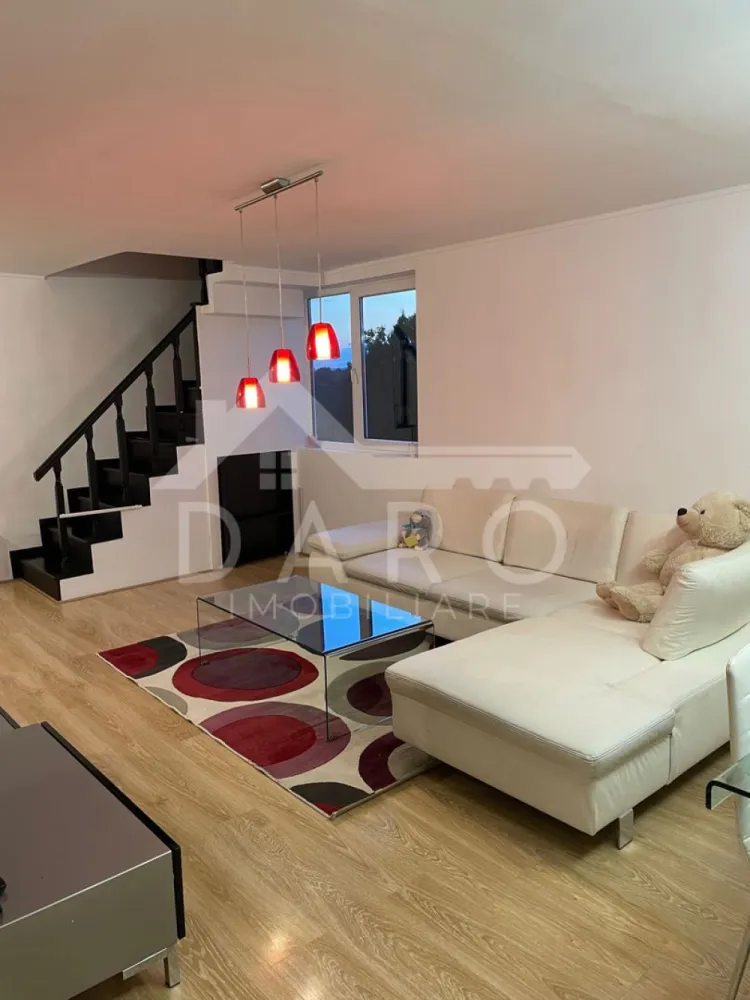 🏡 Apartament modern cu 3 camere | Spațios & luminos - 🏡 Apartament 3 camere de vânzare | 92 mp | Duplex | Zona 7 Noiembrie – ieșire spre Reghin Se vinde apartament cu 3 camere, dispus pe două nivele, situat la ieșirea din Târgu Mureș spre Reghin, în zona 7 Noiembrie, vis-a-vis de Lidl. 🔑 Compartimentare Nivel 1: living, bucătărie, baie, balcon Nivel 2: 2 dormitoare + baie Suprafață totală: 92 mp 🛠️ Dotări Ferestre termopan GreenEvolution 76 MD (schimbate recent) Loc de parcare în fața blocului Compartimentare practică, lumină naturală }}