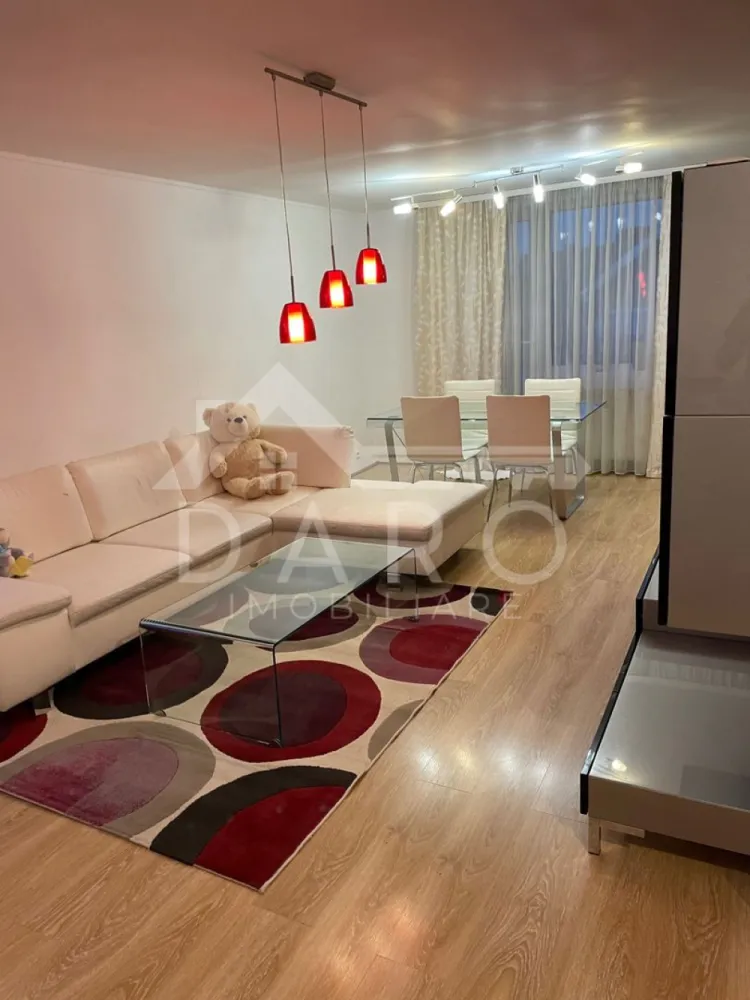 🏡 Apartament modern cu 3 camere | Spațios & luminos - 🏡 Apartament 3 camere de vânzare | 92 mp | Duplex | Zona 7 Noiembrie – ieșire spre Reghin Se vinde apartament cu 3 camere, dispus pe două nivele, situat la ieșirea din Târgu Mureș spre Reghin, în zona 7 Noiembrie, vis-a-vis de Lidl. 🔑 Compartimentare Nivel 1: living, bucătărie, baie, balcon Nivel 2: 2 dormitoare + baie Suprafață totală: 92 mp 🛠️ Dotări Ferestre termopan GreenEvolution 76 MD (schimbate recent) Loc de parcare în fața blocului Compartimentare practică, lumină naturală }}