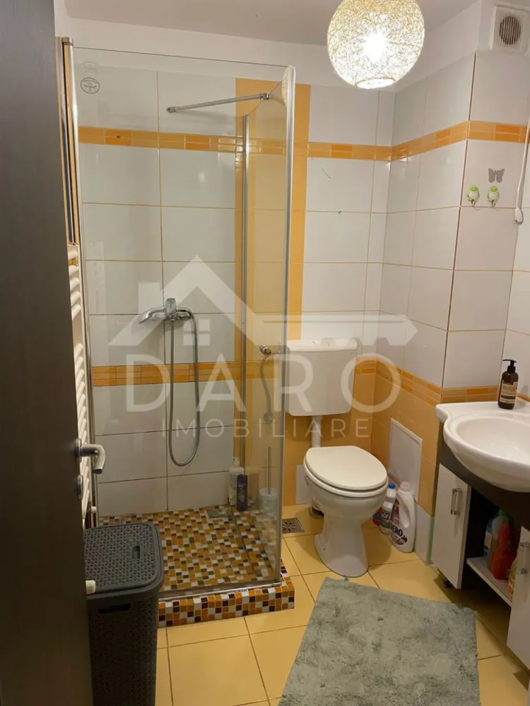 🏡 Apartament modern cu 3 camere | Spațios & luminos - 🏡 Apartament 3 camere de vânzare | 92 mp | Duplex | Zona 7 Noiembrie – ieșire spre Reghin Se vinde apartament cu 3 camere, dispus pe două nivele, situat la ieșirea din Târgu Mureș spre Reghin, în zona 7 Noiembrie, vis-a-vis de Lidl. 🔑 Compartimentare Nivel 1: living, bucătărie, baie, balcon Nivel 2: 2 dormitoare + baie Suprafață totală: 92 mp 🛠️ Dotări Ferestre termopan GreenEvolution 76 MD (schimbate recent) Loc de parcare în fața blocului Compartimentare practică, lumină naturală }}