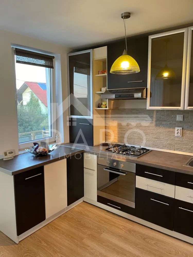 🏡 Apartament modern cu 3 camere | Spațios & luminos - 🏡 Apartament 3 camere de vânzare | 92 mp | Duplex | Zona 7 Noiembrie – ieșire spre Reghin Se vinde apartament cu 3 camere, dispus pe două nivele, situat la ieșirea din Târgu Mureș spre Reghin, în zona 7 Noiembrie, vis-a-vis de Lidl. 🔑 Compartimentare Nivel 1: living, bucătărie, baie, balcon Nivel 2: 2 dormitoare + baie Suprafață totală: 92 mp 🛠️ Dotări Ferestre termopan GreenEvolution 76 MD (schimbate recent) Loc de parcare în fața blocului Compartimentare practică, lumină naturală }}