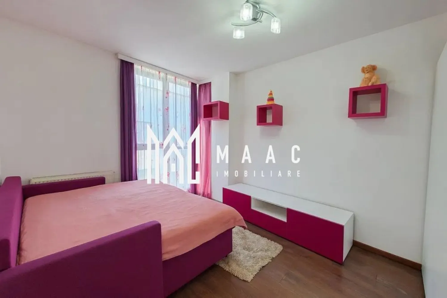 Apartament 3 camere | D. Stanca Șelimbăr | 70 mp, lift, parcare - Apartament cu 3 camere decomandat, situat pe Strada Doamna Stanca din Selimbar, cu 70 mp utili, amplasat la etajul 5 al unui imobil cu lift, potrivit pentru locuire confortabila pe termen lung.

Detalii proprietate:
• Suprafata utila: 70 mp, suprafata construita 84 mp
• Compartimentare: living cu bucatarie, 2 dormitoare, baie si hol de acces
• Etaj 5 din 5, imobil construit in 2014
• Finisat modern, mobilat si utilat complet
• Dotari: aer conditionat, masina de spalat vase
• Balcon si 1 loc de parcare privat
• 1 baie, 1 bucatarie, confort 1

Zona si acces:
Proprietatea este amplasata intr-o zona cu legaturi rapide catre gradinita, scoala si magazine, cu acces facil spre principalele puncte de interes din Selimbar si Sibiu.

Cod anunt CP3193825. Contactati echipa MAAC Imobiliare pentru detalii suplimentare si pentru programarea unei vizionari.