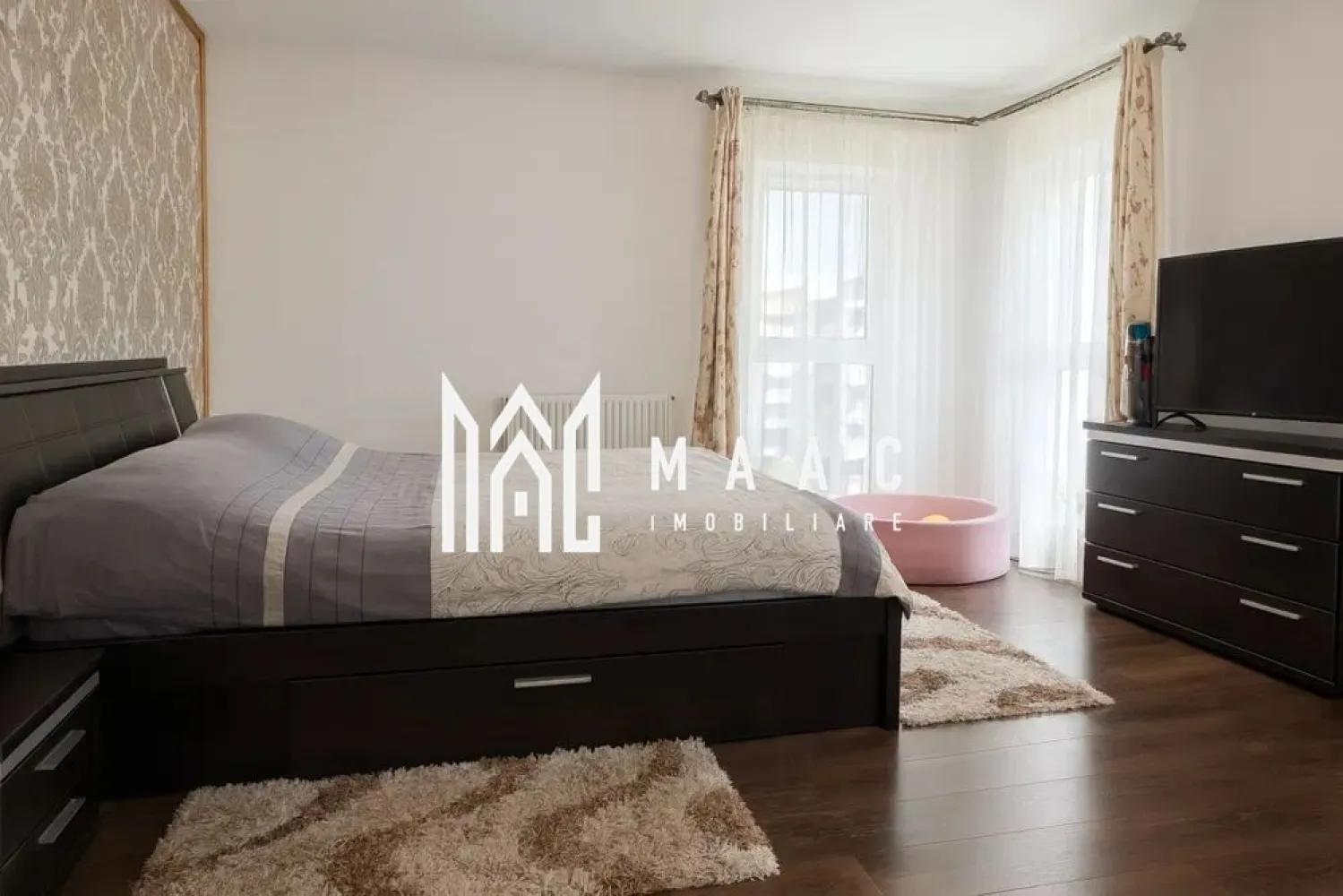 Apartament 3 camere | D. Stanca Șelimbăr | 70 mp, lift, parcare - Apartament cu 3 camere decomandat, situat pe Strada Doamna Stanca din Selimbar, cu 70 mp utili, amplasat la etajul 5 al unui imobil cu lift, potrivit pentru locuire confortabila pe termen lung.

Detalii proprietate:
• Suprafata utila: 70 mp, suprafata construita 84 mp
• Compartimentare: living cu bucatarie, 2 dormitoare, baie si hol de acces
• Etaj 5 din 5, imobil construit in 2014
• Finisat modern, mobilat si utilat complet
• Dotari: aer conditionat, masina de spalat vase
• Balcon si 1 loc de parcare privat
• 1 baie, 1 bucatarie, confort 1

Zona si acces:
Proprietatea este amplasata intr-o zona cu legaturi rapide catre gradinita, scoala si magazine, cu acces facil spre principalele puncte de interes din Selimbar si Sibiu.

Cod anunt CP3193825. Contactati echipa MAAC Imobiliare pentru detalii suplimentare si pentru programarea unei vizionari.