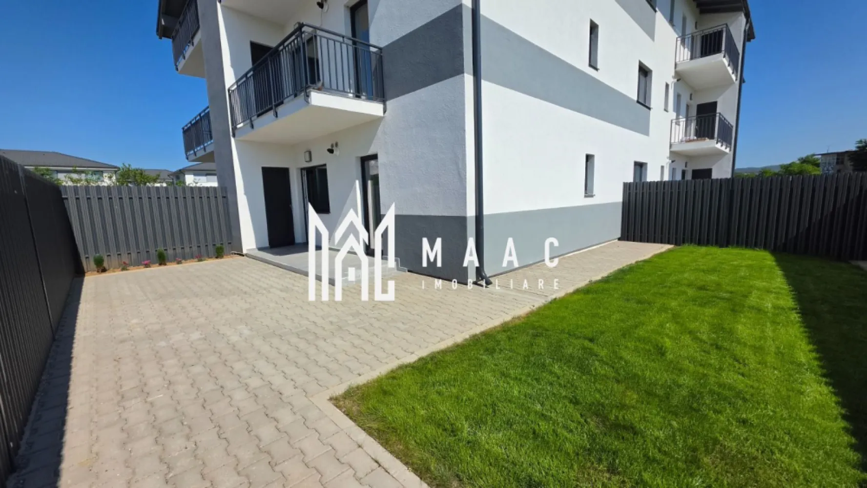 Apartament 2 camere de vânzare Selimbar | Central | curte 90 mp, parcare - Apartament cu 2 camere de vânzare în zona Central din Selimbar, cu 40 mp utili, curte proprie de 90 mp și loc de parcare inclus, potrivit pentru prima locuire.

Detalii proprietate:
• Suprafață utilă: 40 mp
• Compartimentare practică: living cu bucătărie open-space, dormitor, baie și hol
• Curte proprie de 90 mp, amenajată cu gazon, tuia și pavaj
• Acces în curte din living și din dormitor, plus portiță directă din zona parcării
• Balcon cu spațiu de depozitare
• 1 loc de parcare inclus
• An construcție: 2026
• Finisaje menționate în prezentare: baie complet echipată, parchet SPC, gresie și faianță premium, obiecte sanitare de calitate

Proprietatea este amplasată pe Strada Unirii, în zona Central din Sibiu, pe stradă asfaltată, într-un cadru liniștit și ușor de accesat. Curtea generoasă completează spațiul interior și oferă un plus de intimitate pentru relaxare în aer liber.

Cod anunț CP3193898. Contactați echipa MAAC Imobiliare pentru detalii suplimentare și programarea unei vizionări.