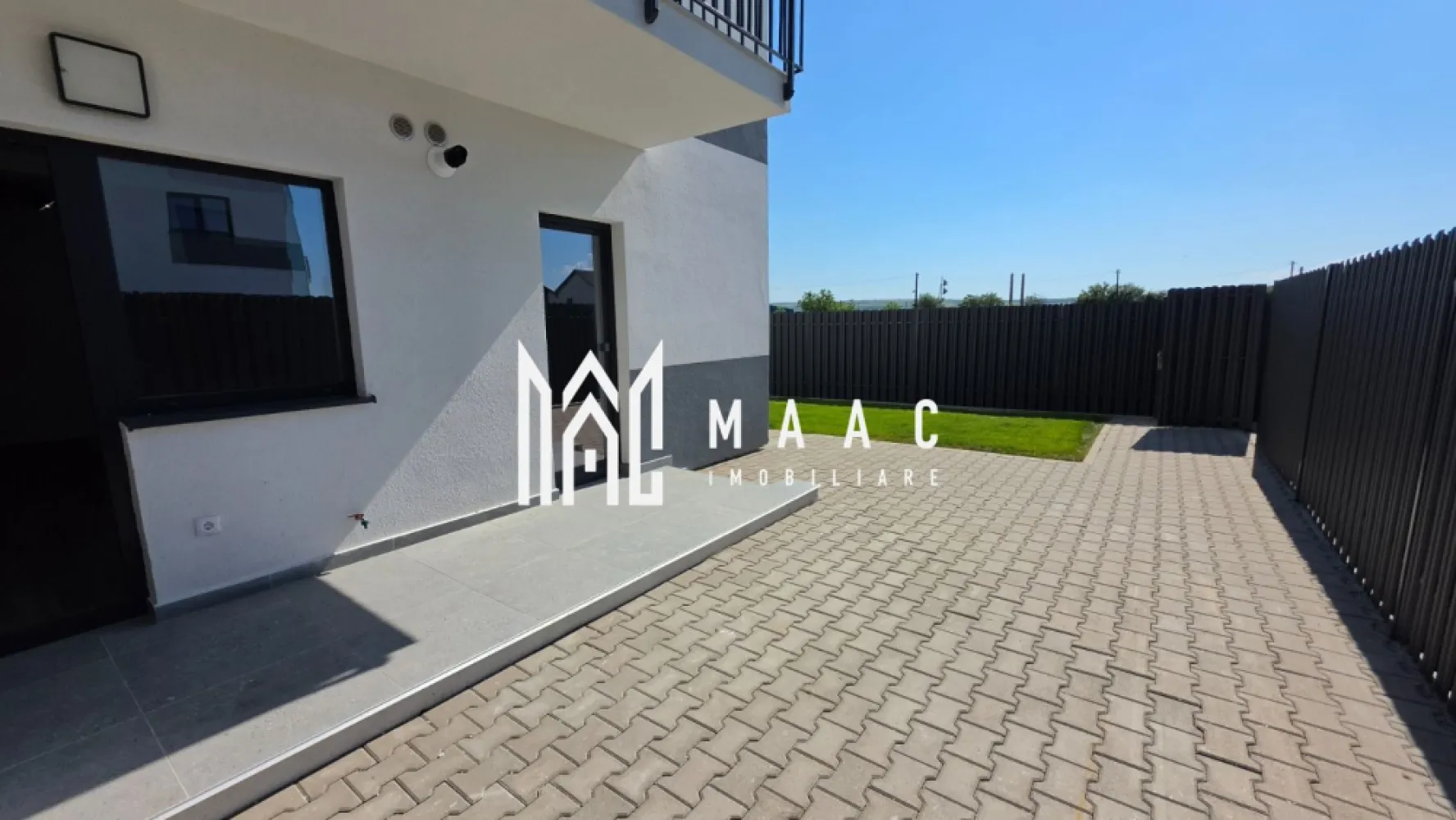 Apartament 2 camere de vânzare Selimbar | Central | curte 90 mp, parcare - Apartament cu 2 camere de vânzare în zona Central din Selimbar, cu 40 mp utili, curte proprie de 90 mp și loc de parcare inclus, potrivit pentru prima locuire.

Detalii proprietate:
• Suprafață utilă: 40 mp
• Compartimentare practică: living cu bucătărie open-space, dormitor, baie și hol
• Curte proprie de 90 mp, amenajată cu gazon, tuia și pavaj
• Acces în curte din living și din dormitor, plus portiță directă din zona parcării
• Balcon cu spațiu de depozitare
• 1 loc de parcare inclus
• An construcție: 2026
• Finisaje menționate în prezentare: baie complet echipată, parchet SPC, gresie și faianță premium, obiecte sanitare de calitate

Proprietatea este amplasată pe Strada Unirii, în zona Central din Sibiu, pe stradă asfaltată, într-un cadru liniștit și ușor de accesat. Curtea generoasă completează spațiul interior și oferă un plus de intimitate pentru relaxare în aer liber.

Cod anunț CP3193898. Contactați echipa MAAC Imobiliare pentru detalii suplimentare și programarea unei vizionări.