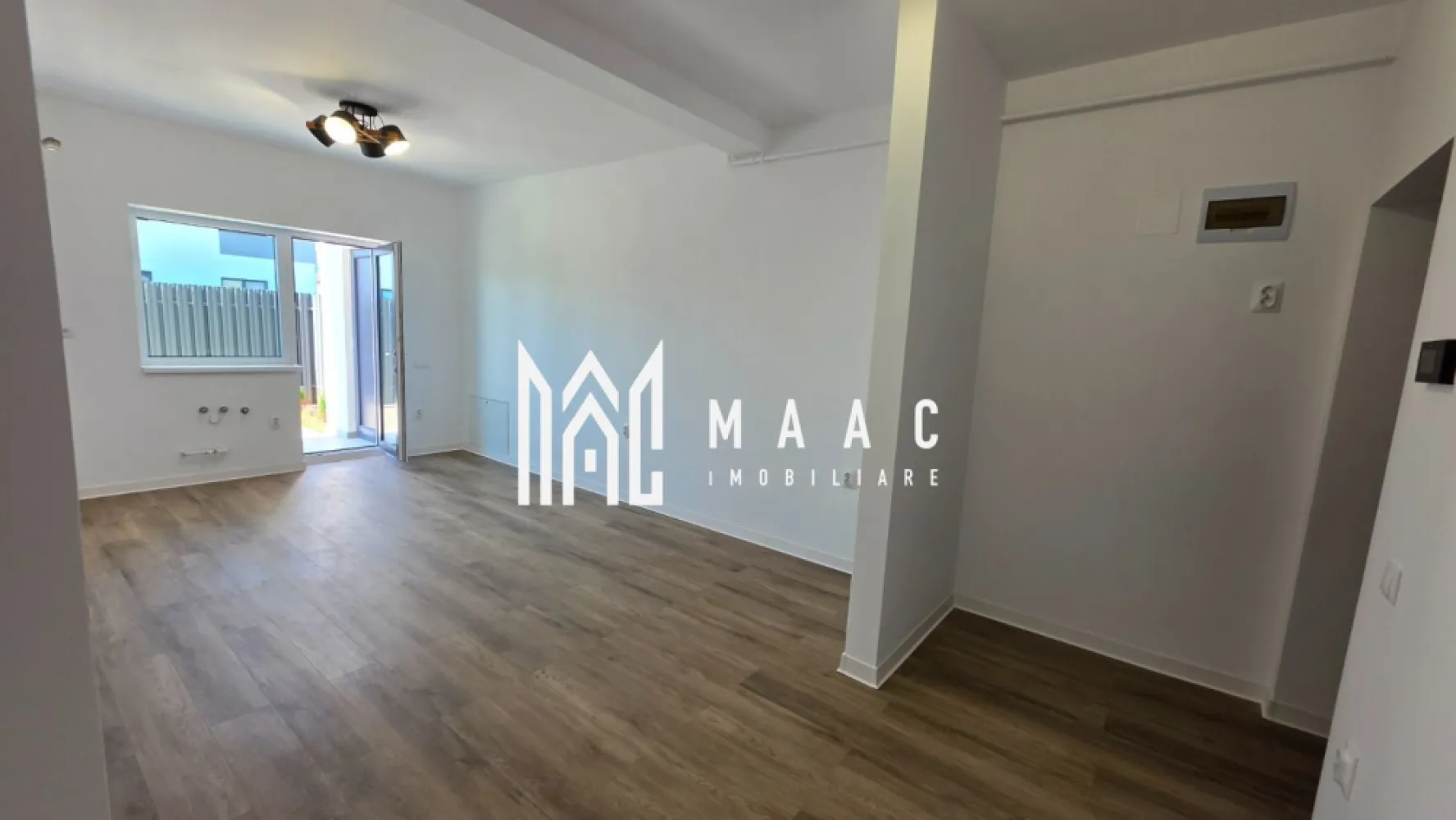 Apartament 2 camere de vânzare Selimbar | Central | curte 90 mp, parcare - Apartament cu 2 camere de vânzare în zona Central din Selimbar, cu 40 mp utili, curte proprie de 90 mp și loc de parcare inclus, potrivit pentru prima locuire.

Detalii proprietate:
• Suprafață utilă: 40 mp
• Compartimentare practică: living cu bucătărie open-space, dormitor, baie și hol
• Curte proprie de 90 mp, amenajată cu gazon, tuia și pavaj
• Acces în curte din living și din dormitor, plus portiță directă din zona parcării
• Balcon cu spațiu de depozitare
• 1 loc de parcare inclus
• An construcție: 2026
• Finisaje menționate în prezentare: baie complet echipată, parchet SPC, gresie și faianță premium, obiecte sanitare de calitate

Proprietatea este amplasată pe Strada Unirii, în zona Central din Sibiu, pe stradă asfaltată, într-un cadru liniștit și ușor de accesat. Curtea generoasă completează spațiul interior și oferă un plus de intimitate pentru relaxare în aer liber.

Cod anunț CP3193898. Contactați echipa MAAC Imobiliare pentru detalii suplimentare și programarea unei vizionări.