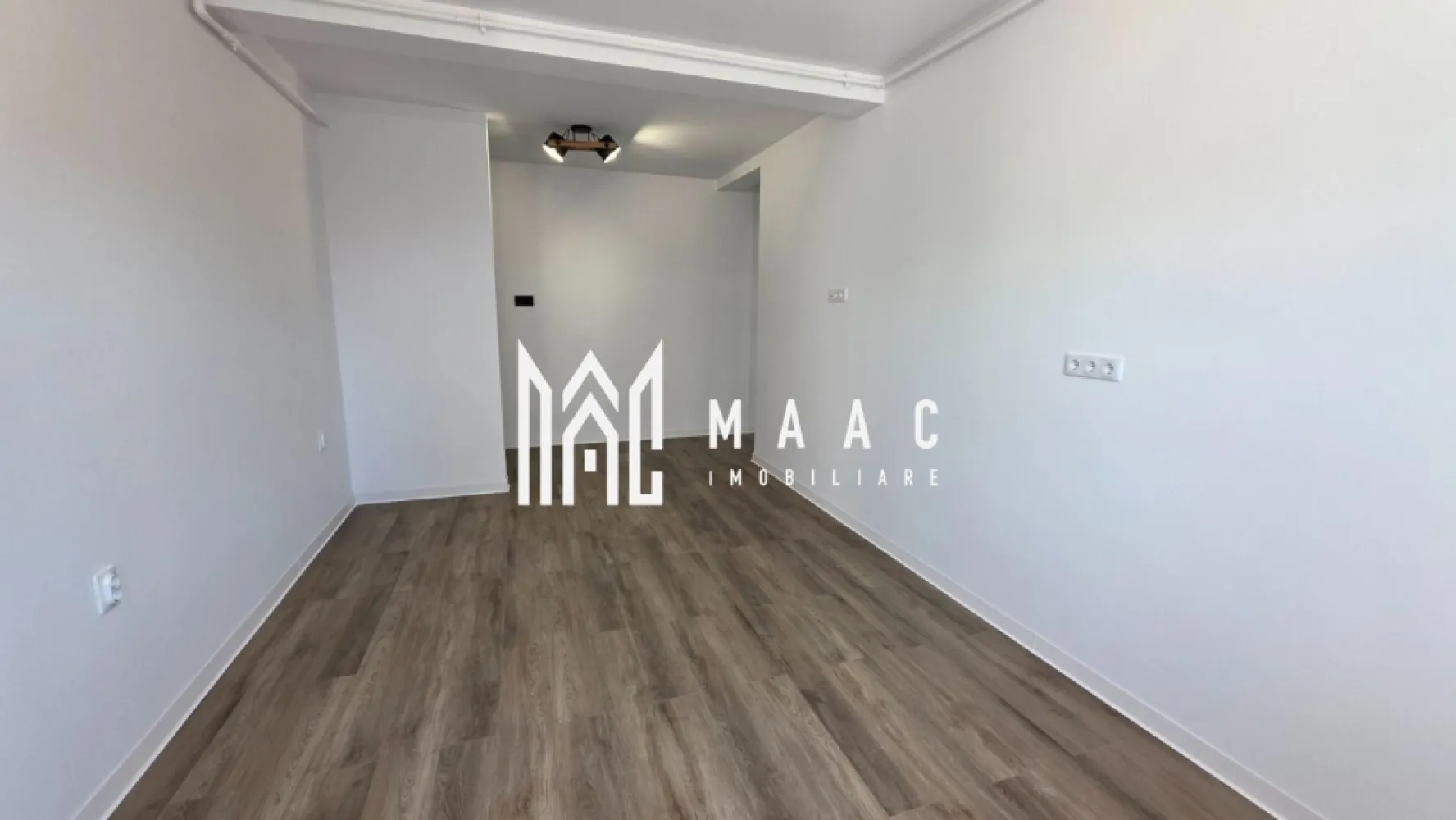 Apartament 2 camere de vânzare Selimbar | Central | curte 90 mp, parcare - Apartament cu 2 camere de vânzare în zona Central din Selimbar, cu 40 mp utili, curte proprie de 90 mp și loc de parcare inclus, potrivit pentru prima locuire.

Detalii proprietate:
• Suprafață utilă: 40 mp
• Compartimentare practică: living cu bucătărie open-space, dormitor, baie și hol
• Curte proprie de 90 mp, amenajată cu gazon, tuia și pavaj
• Acces în curte din living și din dormitor, plus portiță directă din zona parcării
• Balcon cu spațiu de depozitare
• 1 loc de parcare inclus
• An construcție: 2026
• Finisaje menționate în prezentare: baie complet echipată, parchet SPC, gresie și faianță premium, obiecte sanitare de calitate

Proprietatea este amplasată pe Strada Unirii, în zona Central din Sibiu, pe stradă asfaltată, într-un cadru liniștit și ușor de accesat. Curtea generoasă completează spațiul interior și oferă un plus de intimitate pentru relaxare în aer liber.

Cod anunț CP3193898. Contactați echipa MAAC Imobiliare pentru detalii suplimentare și programarea unei vizionări.