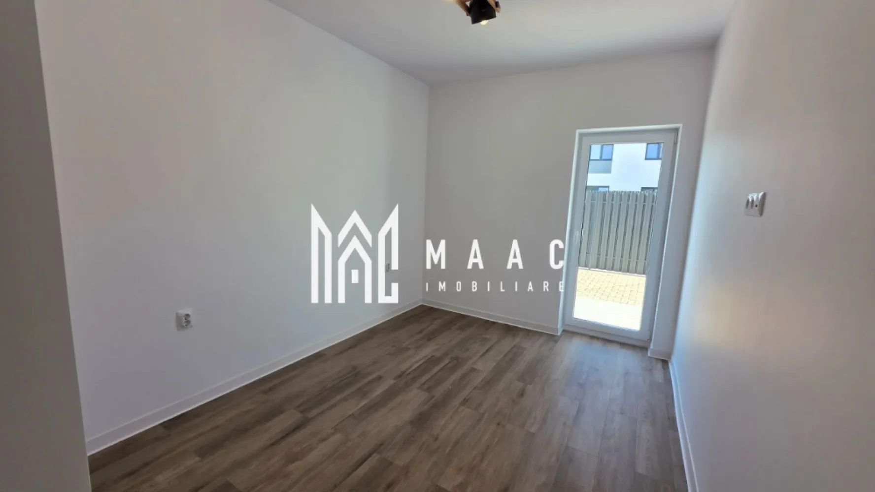 Apartament 2 camere de vânzare Selimbar | Central | curte 90 mp, parcare