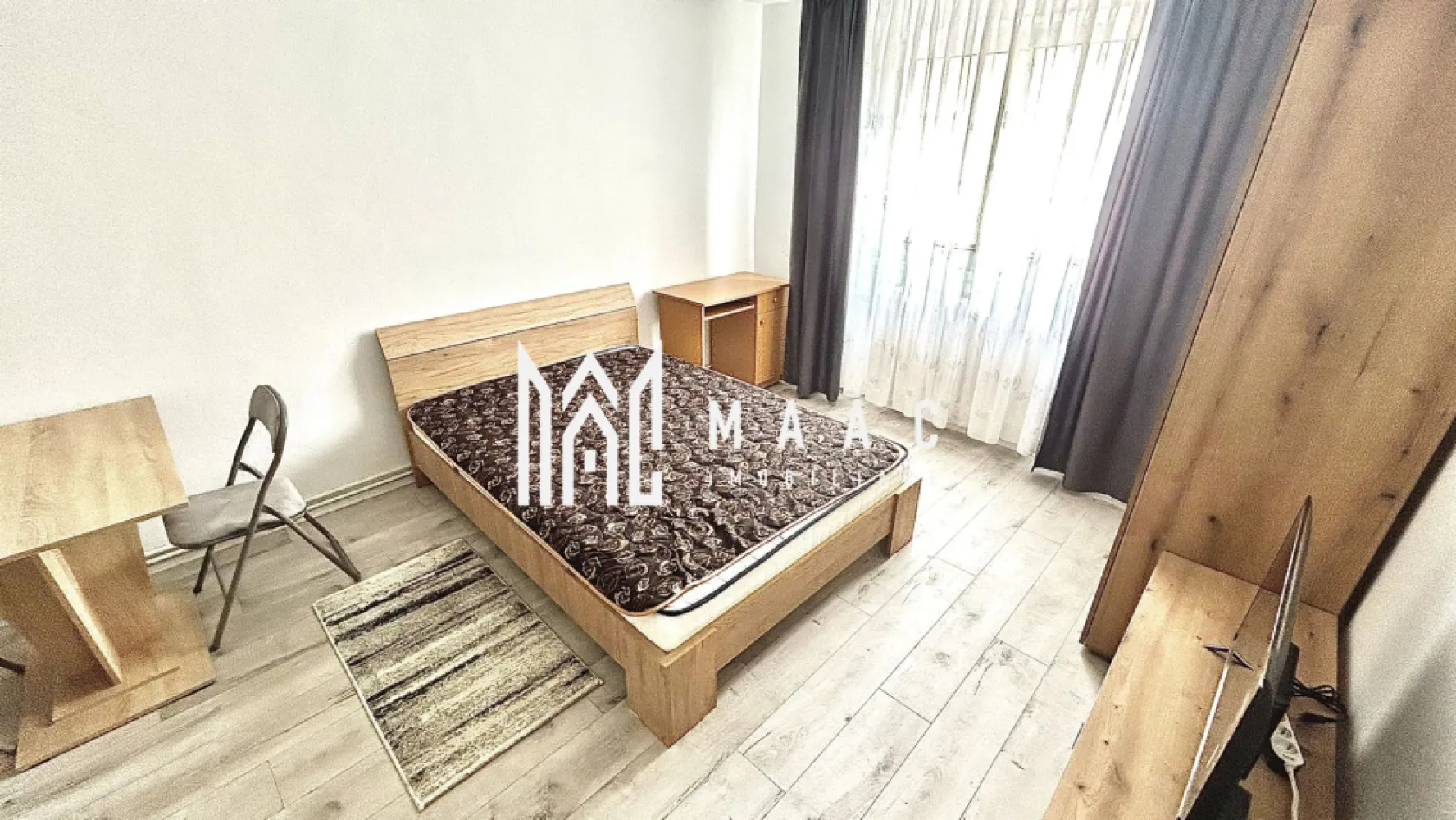 Garsonieră | Mobilată și utilată | Centrală proprie | Broscarie - Maac Imobiliare prezintă spre închiriere o garsonieră cochetă, complet renovată, aflată la prima închiriere, situată pe strada Ștefan cel Mare, chiar lângă stația de autobuz. Poziționarea excelentă oferă acces rapid către centrul orașului, facultăți și principalele puncte de interes, fiind ideală pentru o persoană activă sau un cuplu.

Caracteristici:

* Suprafață utilă: 22 mp
* Compartimentare eficientă
* Bucătărie separată, complet mobilată și utilată, cu geam pentru ventilație naturală
* Baie complet echipată
* Încălzire prin centrală termică proprie pe gaz
* Etaj 4 din 5
* Mobilier nou
* Complet renovată
* Prima închiriere

Avantajele zonei:

* Stație de autobuz în imediata apropiere
* Acces facil către centrul orașului și facultăți
* Supermarketuri, farmacii, sală de fitness, cafenele și alte servicii esențiale în apropiere

Condiții de închiriere:

* Disponibilă începând cu 20 iulie
* Contract de închiriere pe termen lung
* Garanție: echivalentul unei chirii lunare
* Nu se acceptă animale de companie

Această garsonieră reprezintă alegerea ideală pentru persoanele care își doresc un spațiu modern, eficient compartimentat și amplasat într-o zonă foarte bine conectată la facilitățile urbane.

Pentru mai multe informații sau pentru programarea unei vizionări, vă rugăm să ne contactați și să specificați ID: CP3193936.