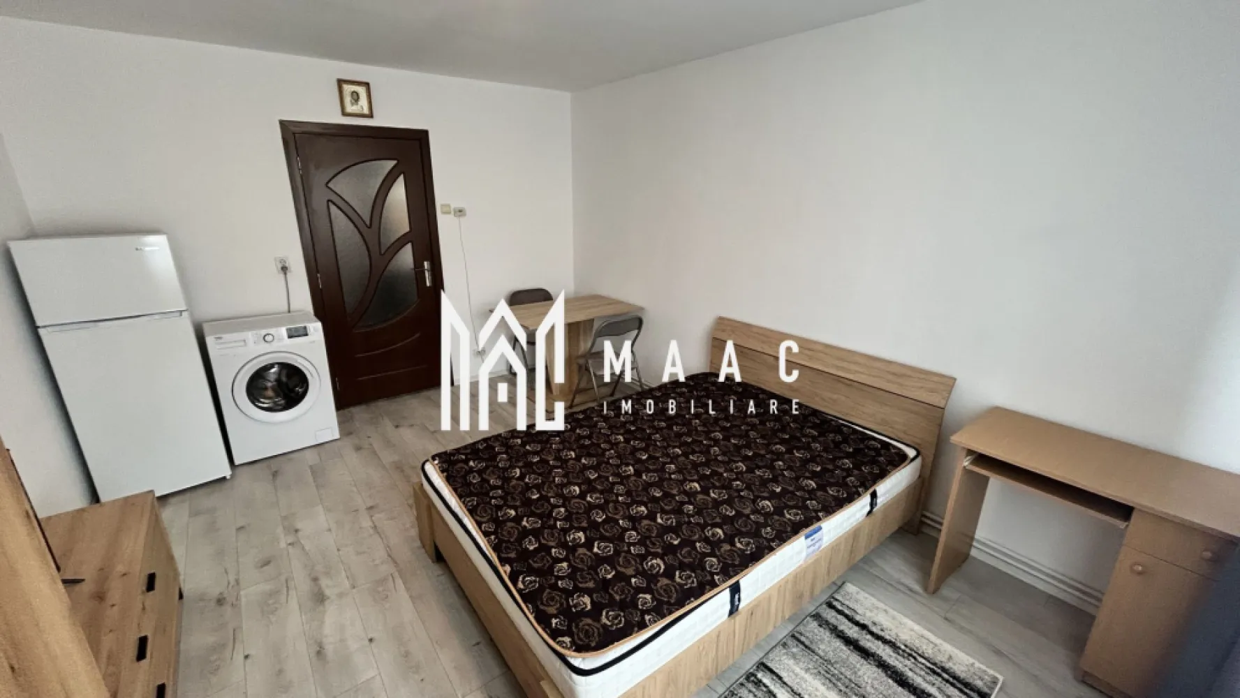 Garsonieră | Mobilată și utilată | Centrală proprie | Broscarie - Maac Imobiliare prezintă spre închiriere o garsonieră cochetă, complet renovată, aflată la prima închiriere, situată pe strada Ștefan cel Mare, chiar lângă stația de autobuz. Poziționarea excelentă oferă acces rapid către centrul orașului, facultăți și principalele puncte de interes, fiind ideală pentru o persoană activă sau un cuplu.

Caracteristici:

* Suprafață utilă: 22 mp
* Compartimentare eficientă
* Bucătărie separată, complet mobilată și utilată, cu geam pentru ventilație naturală
* Baie complet echipată
* Încălzire prin centrală termică proprie pe gaz
* Etaj 4 din 5
* Mobilier nou
* Complet renovată
* Prima închiriere

Avantajele zonei:

* Stație de autobuz în imediata apropiere
* Acces facil către centrul orașului și facultăți
* Supermarketuri, farmacii, sală de fitness, cafenele și alte servicii esențiale în apropiere

Condiții de închiriere:

* Disponibilă începând cu 20 iulie
* Contract de închiriere pe termen lung
* Garanție: echivalentul unei chirii lunare
* Nu se acceptă animale de companie

Această garsonieră reprezintă alegerea ideală pentru persoanele care își doresc un spațiu modern, eficient compartimentat și amplasat într-o zonă foarte bine conectată la facilitățile urbane.

Pentru mai multe informații sau pentru programarea unei vizionări, vă rugăm să ne contactați și să specificați ID: CP3193936.