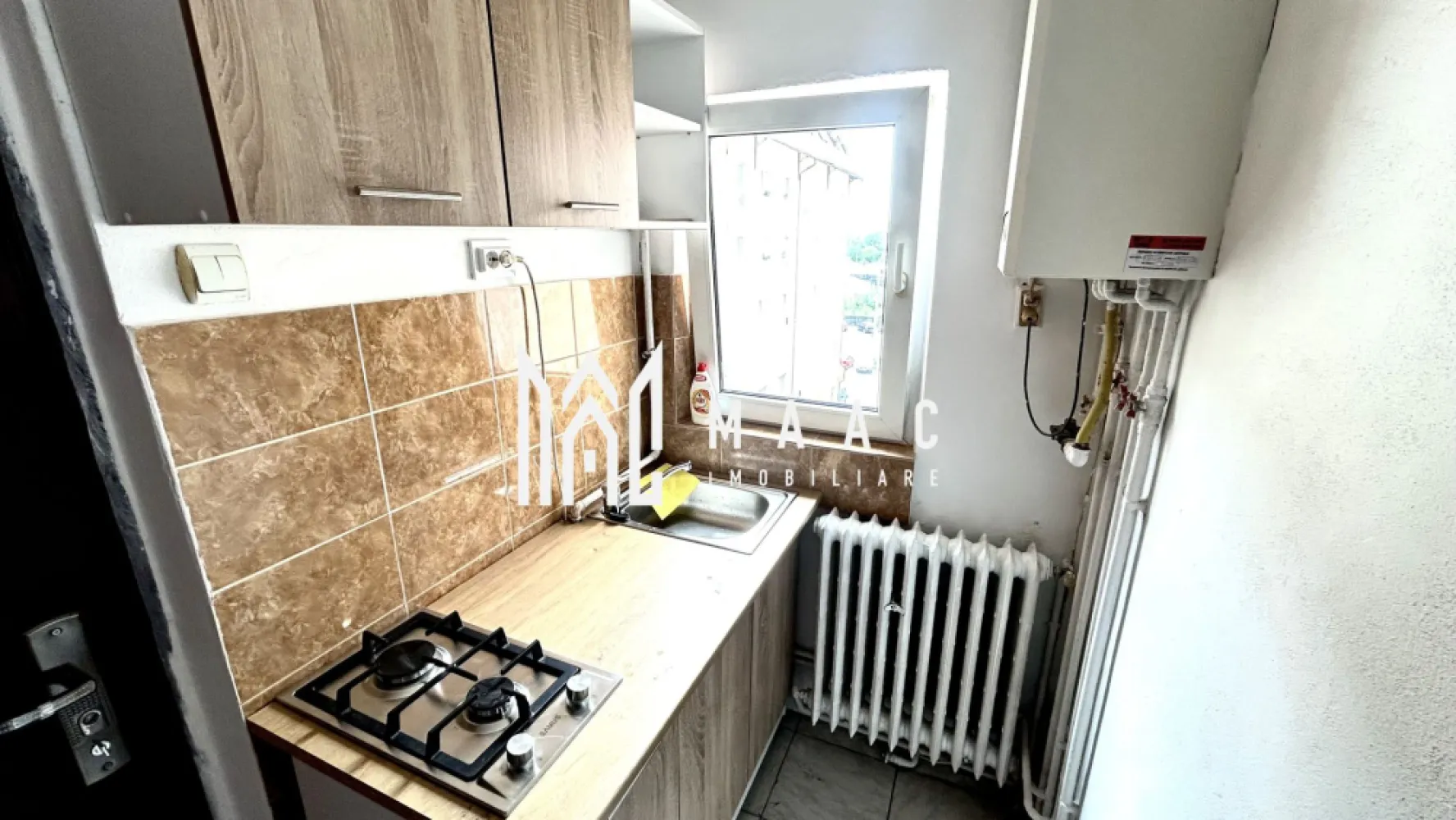 Garsonieră | Mobilată și utilată | Centrală proprie | Broscarie - Maac Imobiliare prezintă spre închiriere o garsonieră cochetă, complet renovată, aflată la prima închiriere, situată pe strada Ștefan cel Mare, chiar lângă stația de autobuz. Poziționarea excelentă oferă acces rapid către centrul orașului, facultăți și principalele puncte de interes, fiind ideală pentru o persoană activă sau un cuplu.

Caracteristici:

* Suprafață utilă: 22 mp
* Compartimentare eficientă
* Bucătărie separată, complet mobilată și utilată, cu geam pentru ventilație naturală
* Baie complet echipată
* Încălzire prin centrală termică proprie pe gaz
* Etaj 4 din 5
* Mobilier nou
* Complet renovată
* Prima închiriere

Avantajele zonei:

* Stație de autobuz în imediata apropiere
* Acces facil către centrul orașului și facultăți
* Supermarketuri, farmacii, sală de fitness, cafenele și alte servicii esențiale în apropiere

Condiții de închiriere:

* Disponibilă începând cu 20 iulie
* Contract de închiriere pe termen lung
* Garanție: echivalentul unei chirii lunare
* Nu se acceptă animale de companie

Această garsonieră reprezintă alegerea ideală pentru persoanele care își doresc un spațiu modern, eficient compartimentat și amplasat într-o zonă foarte bine conectată la facilitățile urbane.

Pentru mai multe informații sau pentru programarea unei vizionări, vă rugăm să ne contactați și să specificați ID: CP3193936.