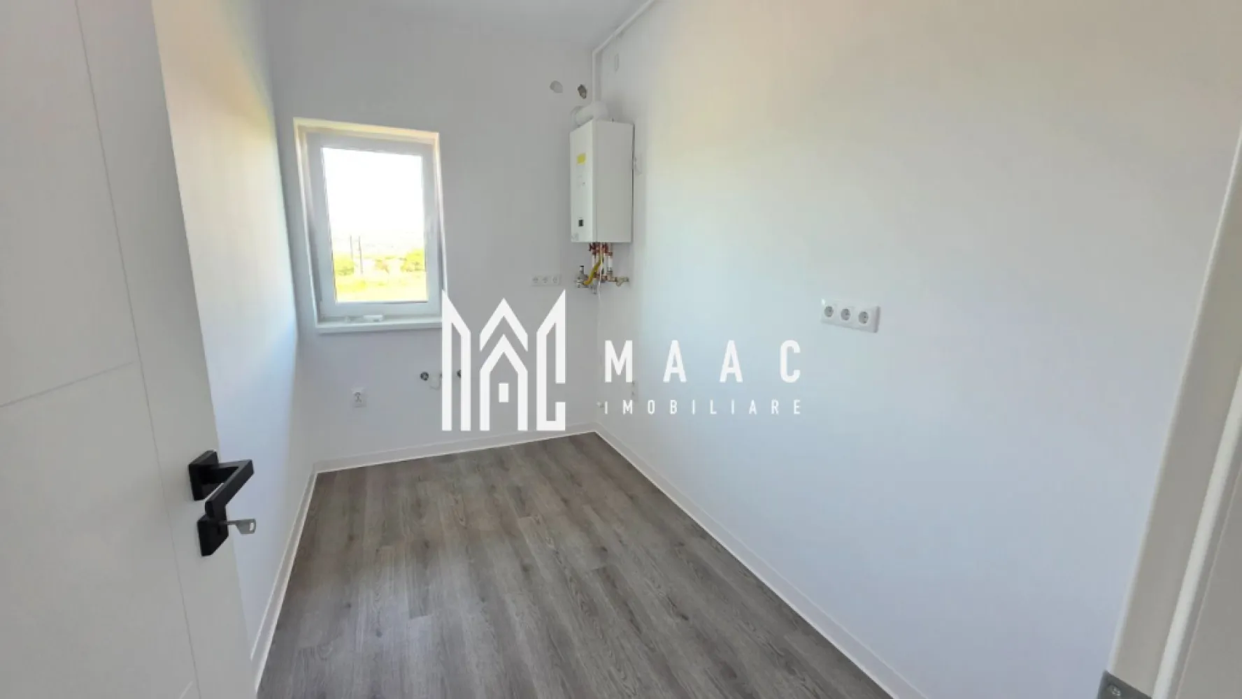 Apartament 2 camere | Strada Unirii, Șelimbăr | 45 mp, balcon, parcare - Apartament cu 2 camere de vânzare pe Strada Unirii din Șelimbăr, cu 45 mp utili, balcon de 7 mp și loc de parcare inclus, potrivit pentru locuire imediată.

Detalii proprietate:
• Suprafață utilă: 45 mp
• Suprafață construită: 60 mp
• Suprafață totală: 52 mp
• Etaj 2
• Imobil construit în anul 2025
• 1 dormitor, 1 baie, 1 bucătărie
• Balcon de 7 mp, cu cămară amenajată pentru depozitare
• Încălzire în pardoseală
• Finisat la cheie și pregătit pentru mutare
• Loc de parcare inclus
• Placă de beton deasupra apartamentului și pod aferent, utile pentru confort și spațiu suplimentar de depozitare

Localizare și acces:
Proprietatea este situată în Șelimbăr, pe Strada Unirii, cu acces facil către Sibiu și către principalele puncte de interes din zonă.

Contactați echipa MAAC Imobiliare pentru mai multe informații sau pentru programarea unei vizionări. Cod anunț CP3193937.