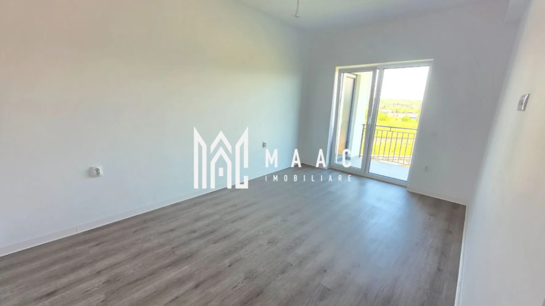 Apartament 2 camere | Strada Unirii, Șelimbăr | 45 mp, balcon, parcare - Apartament cu 2 camere de vânzare pe Strada Unirii din Șelimbăr, cu 45 mp utili, balcon de 7 mp și loc de parcare inclus, potrivit pentru locuire imediată.

Detalii proprietate:
• Suprafață utilă: 45 mp
• Suprafață construită: 60 mp
• Suprafață totală: 52 mp
• Etaj 2
• Imobil construit în anul 2025
• 1 dormitor, 1 baie, 1 bucătărie
• Balcon de 7 mp, cu cămară amenajată pentru depozitare
• Încălzire în pardoseală
• Finisat la cheie și pregătit pentru mutare
• Loc de parcare inclus
• Placă de beton deasupra apartamentului și pod aferent, utile pentru confort și spațiu suplimentar de depozitare

Localizare și acces:
Proprietatea este situată în Șelimbăr, pe Strada Unirii, cu acces facil către Sibiu și către principalele puncte de interes din zonă.

Contactați echipa MAAC Imobiliare pentru mai multe informații sau pentru programarea unei vizionări. Cod anunț CP3193937.