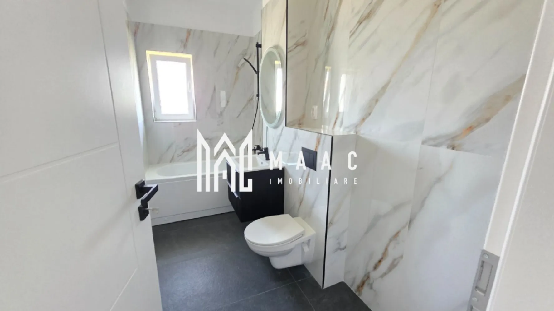 Apartament 2 camere | Strada Unirii, Șelimbăr | 45 mp, balcon, parcare - Apartament cu 2 camere de vânzare pe Strada Unirii din Șelimbăr, cu 45 mp utili, balcon de 7 mp și loc de parcare inclus, potrivit pentru locuire imediată.

Detalii proprietate:
• Suprafață utilă: 45 mp
• Suprafață construită: 60 mp
• Suprafață totală: 52 mp
• Etaj 2
• Imobil construit în anul 2025
• 1 dormitor, 1 baie, 1 bucătărie
• Balcon de 7 mp, cu cămară amenajată pentru depozitare
• Încălzire în pardoseală
• Finisat la cheie și pregătit pentru mutare
• Loc de parcare inclus
• Placă de beton deasupra apartamentului și pod aferent, utile pentru confort și spațiu suplimentar de depozitare

Localizare și acces:
Proprietatea este situată în Șelimbăr, pe Strada Unirii, cu acces facil către Sibiu și către principalele puncte de interes din zonă.

Contactați echipa MAAC Imobiliare pentru mai multe informații sau pentru programarea unei vizionări. Cod anunț CP3193937.