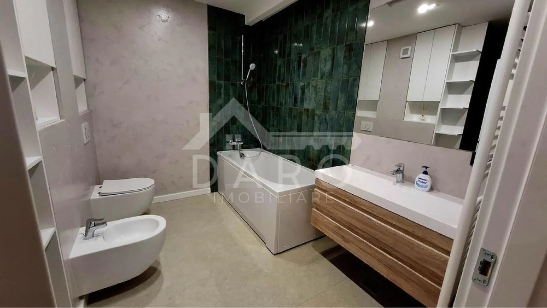 🏙️ Penthouse de vânzare – lux - 🏙️ Penthouse de vânzare – lux | 130 mp | terasă 60 mp | zonă Papiu Se oferă spre vânzare penthouse exclusivist, situat în ansamblul rezidențial One Residence, lângă Liceul „Alexandru Papiu Ilarian” – una dintre cele mai bune și căutate zone din oraș. 🔑 Detalii proprietate Suprafață utilă: 130 mp Dispunere: pe 2 nivele, cu scară interioară Compartimentare: living generos cu bucătărie open-space 2 dormitoare 3 băi terasă de 60 mp cu vedere panoramică asupra orașului ✨ Dotări & finisaje Se vinde complet mobilat și utilat Finisaje premium, realizate cu designer renumit Stil modern, elegant Loc de parcare subteran inclus în preț 📍 Ideal pentru rezidență de top sau investiție premium. 📞 Pentru detalii suplimentare și programarea unei vizionări, contactează-mă. }}