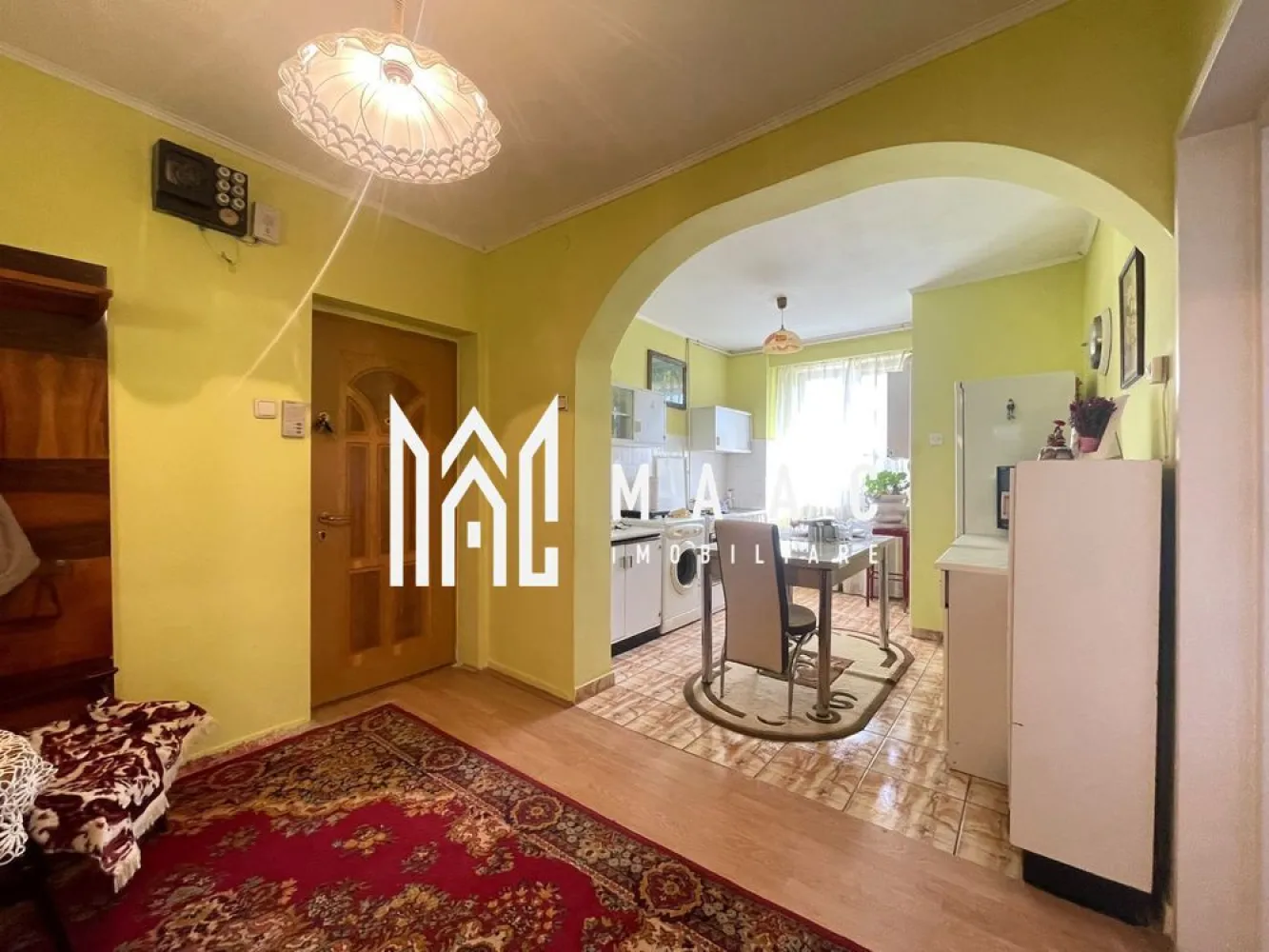 Apartament de vânzare Sibiu | 3 camere decomandat | Mihai Viteazul, balcon - Apartament de vânzare în Sibiu, zona Mihai Viteazul, cu 3 camere decomandate, 65 mp utili, balcon și pivniță, disponibil imediat.

Detalii proprietate:
• Suprafață utilă: 65 mp
• Suprafață construită: 78 mp
• Compartimentare: 3 camere decomandate
• 2 dormitoare, 1 bucătărie, 1 baie
• Etaj 4 din 4
• An construcție: 1989
• Stare interioară: bună
• Balcon și pivniță
• Baie cu geam pentru aerisire naturală
• Bloc cu pod

Zonă și acces:
Proprietatea este situată în cartierul Mihai Viteazul, cu acces facil către Școala Generală Nr. 6, stații de transport public, supermarketuri, farmacii, bănci și alte puncte de interes. Zona oferă acces rapid la facilitățile de zi cu zi și la spații verzi.

Cod anunț CP3195243. Contactați echipa MAAC Imobiliare pentru detalii suplimentare și pentru programarea unei vizionări.