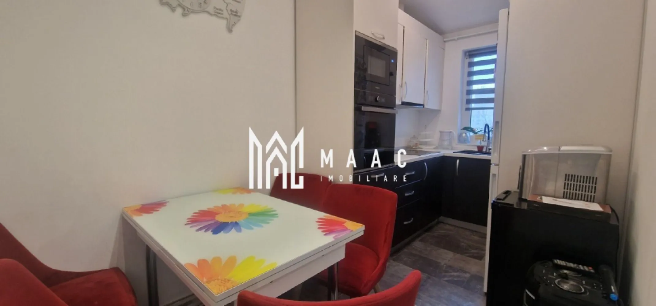 Apartament 3 camere decomandat | Octavian Goga, Selimbar | pod, parcare - Apartament cu 3 camere decomandat, situat pe Strada Octavian Goga din Șelimbăr, cu 52 mp utili, pod pentru depozitare și loc de parcare inclus.

Detalii proprietate:
• Suprafață utilă: 52 mp
• Suprafață construită: 60 mp
• Compartimentare: decomandat
• 3 camere, 2 dormitoare, 1 bucătărie, 1 baie
• Living cu zonă de dining
• Etaj 3
• An construcție: 2011
• Balcon
• Pod pentru depozitare
• 1 loc de parcare inclus

Localizare și acces:
Proprietatea este amplasată în partea de jos a zonei, lângă Tudor Arghezi, în Șelimbăr. Are acces rapid către magazine, școli, grădinițe, mijloace de transport și principalele puncte de interes din zonă.

Pentru detalii suplimentare și programarea unei vizionări, contactați echipa MAAC Imobiliare și menționați Cod anunț CP3195264.