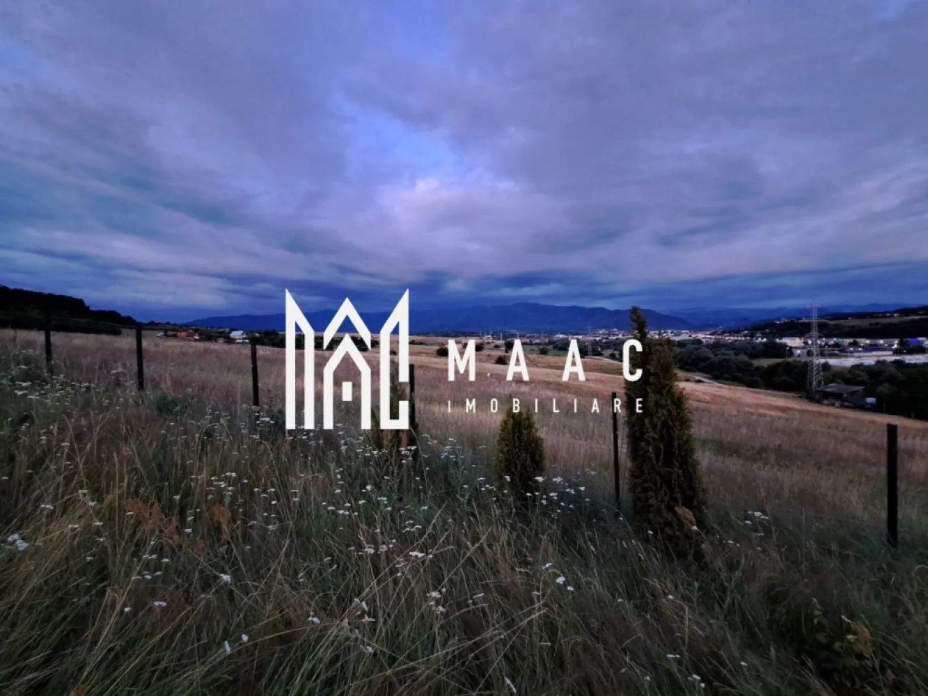 Teren | Intravilan | 650 MP | Cisnădie - Maac Imobiliare vă invită să descoperiți o oportunitate rară: un teren intravilan cu un potențial deosebit, situat într-o zonă liniștită și pitorească, la doar 2 minute de autostrada Sibiu – Cisnădie. Cu o suprafață de 650 mp și o deschidere generoasă de 13 metri liniari, acest teren este ideal pentru construirea unei locuințe de vis sau a unei case de vacanță. Proprietatea este împrejmuită cu plasă bordurată, beneficiind de un proces verbal de trasare care delimitează clar limitele terenului. Un avantaj major îl reprezintă puțul forat, realizat cu tuburi de ciment, având o adâncime de 15 metri – o investiție importantă deja făcută pentru confortul viitorului proprietar. Terenul dispune de carte funciară și certificat de urbanism, oferind siguranță juridică și deschidere către dezvoltare imediată. Poziționat la marginea pădurii, terenul oferă o priveliște superbă și un aer curat, fiind locul perfect pentru cei care caută liniște, natură și acces rapid către oraș. Drumul de acces este pietruit, asigurând o conexiune facilă în orice anotimp. Dacă visați la un colț de natură aproape de oraș, dar departe de agitația urbană, acest teren este alegerea ideală. Pentru mai multe detalii si programare unei vizionări, vă invităm să contactați Maac imobiliare, specificând ID: CP2852433 }}