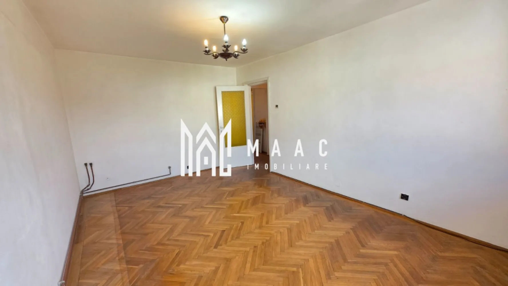 Apartament de vanzare Sibiu 3 camere decomandat | Strand | 2 bai, 2 balcoane - Apartament de vânzare cu 3 camere decomandat în zona Ștrand din Sibiu, situat la etajul 4, cu 65 mp utili, 2 băi, 2 balcoane și pivniță proprie.

Detalii proprietate:
• Suprafață utilă: 65 mp
• Suprafață construită: 78 mp
• Compartimentare: antreu de acces, hol central, living, două dormitoare, bucătărie separată, baie principală și grup sanitar de serviciu
• Două balcoane: unul închis de 5,15 mp și unul deschis de 3,71 mp
• Pivniță proprie de 5,94 mp, utilă pentru depozitare
• Apartament decomandat, cu 1 bucătărie și 2 băi
• An construcție: 1982
• Proprietatea necesită renovare completă, oferind libertate de amenajare după propriul stil și nevoi

Zona Ștrand oferă acces rapid către școli, grădinițe, magazine, mijloace de transport în comun și spații verzi, fiind o locație practică pentru locuire de zi cu zi în Sibiu.

Contactați-ne pentru o vizionare și menționați Cod anunț CP3195319.