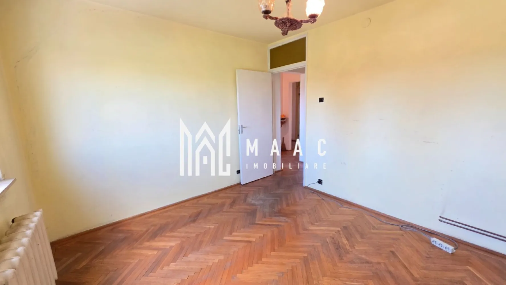Apartament de vanzare Sibiu 3 camere decomandat | Strand | 2 bai, 2 balcoane - Apartament de vânzare cu 3 camere decomandat în zona Ștrand din Sibiu, situat la etajul 4, cu 65 mp utili, 2 băi, 2 balcoane și pivniță proprie.

Detalii proprietate:
• Suprafață utilă: 65 mp
• Suprafață construită: 78 mp
• Compartimentare: antreu de acces, hol central, living, două dormitoare, bucătărie separată, baie principală și grup sanitar de serviciu
• Două balcoane: unul închis de 5,15 mp și unul deschis de 3,71 mp
• Pivniță proprie de 5,94 mp, utilă pentru depozitare
• Apartament decomandat, cu 1 bucătărie și 2 băi
• An construcție: 1982
• Proprietatea necesită renovare completă, oferind libertate de amenajare după propriul stil și nevoi

Zona Ștrand oferă acces rapid către școli, grădinițe, magazine, mijloace de transport în comun și spații verzi, fiind o locație practică pentru locuire de zi cu zi în Sibiu.

Contactați-ne pentru o vizionare și menționați Cod anunț CP3195319.