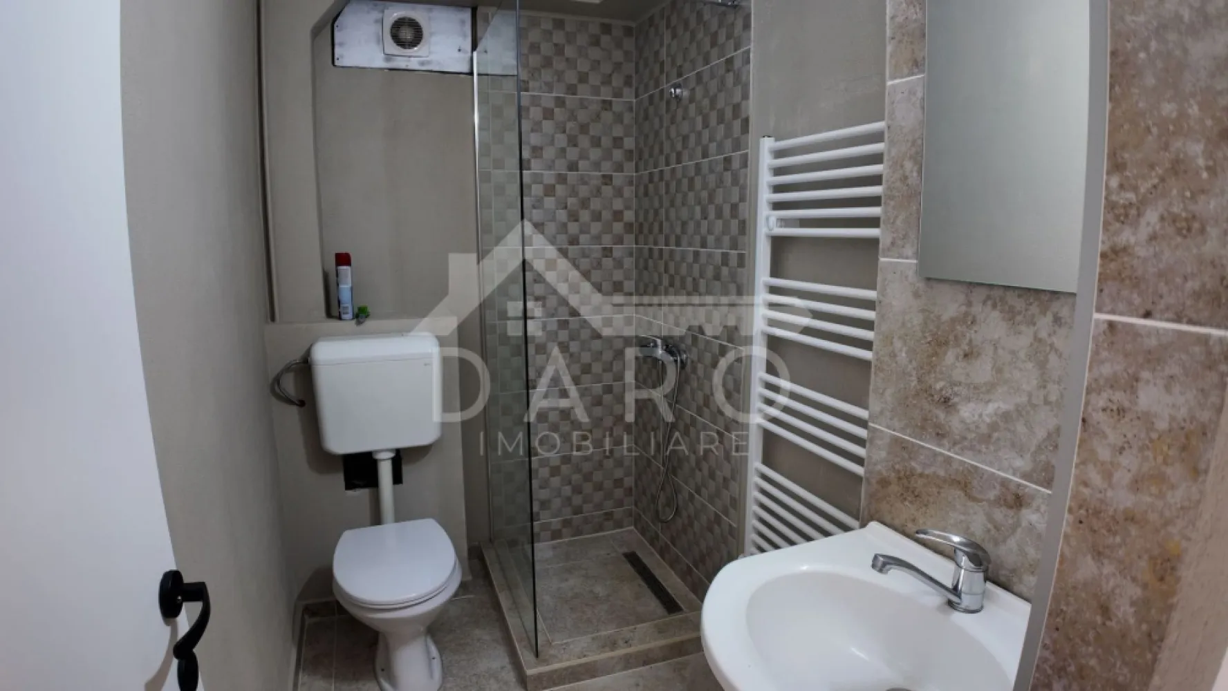 🏡 Apartament 2 camere decomandat | Centru – lângă UMFST - 🏡 Apartament 2 camere – Centru / Ultracentral | Zonă UMF (Fostul Mall) Se oferă spre vânzare apartament cu 2 camere decomandate, nemobilat, recent renovat, situat ultracentral, în zona UMFST (Fostul Mall). Detalii: Suprafață: 49 mp Etaj: 1 din 4 Compartimentare: 2 camere decomandate, hol generos Balcon Spațiu de depozitare Centrală termică, geamuri termopan Stare: renovat recent, gata de utilizare 📍 Locație excelentă, ideală pentru locuit, birou sau investiție (studenți/cadre medicale). }}