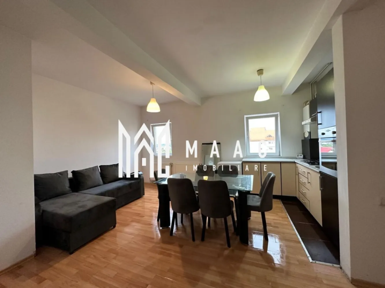 Apartament 3 camere | Mobilat & Utilat | Vasile Aaron - MAAC Imobiliare ofera spre inchirierr apartament de 2 camere, nou renovat, complet mobilat si utilat, in zona Vasile Aaron.

Locuinta este alcatuita din living cu bucatarie open-space, 2 dormitoare, baie, hol, spatiu de depozitare.

Loc de parcare se gaseste cu usurinta in in apropierea blocului, in siguranta.

Amplasamentul blocului este unul avantajos, fiind la 15-20 minute de mers pe jos de centru/ Mall si aproape de magazine/ farmacii. Vecinatatea este una foarte linistita.

Disponibilitate imediata. Se percepe o chirie in avans si garantie in cuantumul unei chirii lunare.

Pentru mai multe detalii precizati telefonic ca ati vazut anuntul cu ID: CP3197295