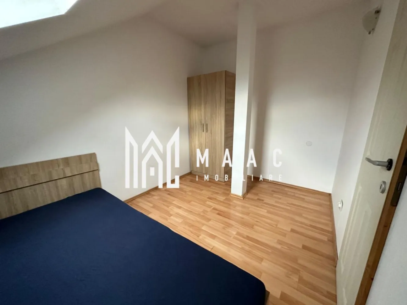 Apartament 3 camere | Mobilat & Utilat | Vasile Aaron - MAAC Imobiliare ofera spre inchirierr apartament de 2 camere, nou renovat, complet mobilat si utilat, in zona Vasile Aaron.

Locuinta este alcatuita din living cu bucatarie open-space, 2 dormitoare, baie, hol, spatiu de depozitare.

Loc de parcare se gaseste cu usurinta in in apropierea blocului, in siguranta.

Amplasamentul blocului este unul avantajos, fiind la 15-20 minute de mers pe jos de centru/ Mall si aproape de magazine/ farmacii. Vecinatatea este una foarte linistita.

Disponibilitate imediata. Se percepe o chirie in avans si garantie in cuantumul unei chirii lunare.

Pentru mai multe detalii precizati telefonic ca ati vazut anuntul cu ID: CP3197295