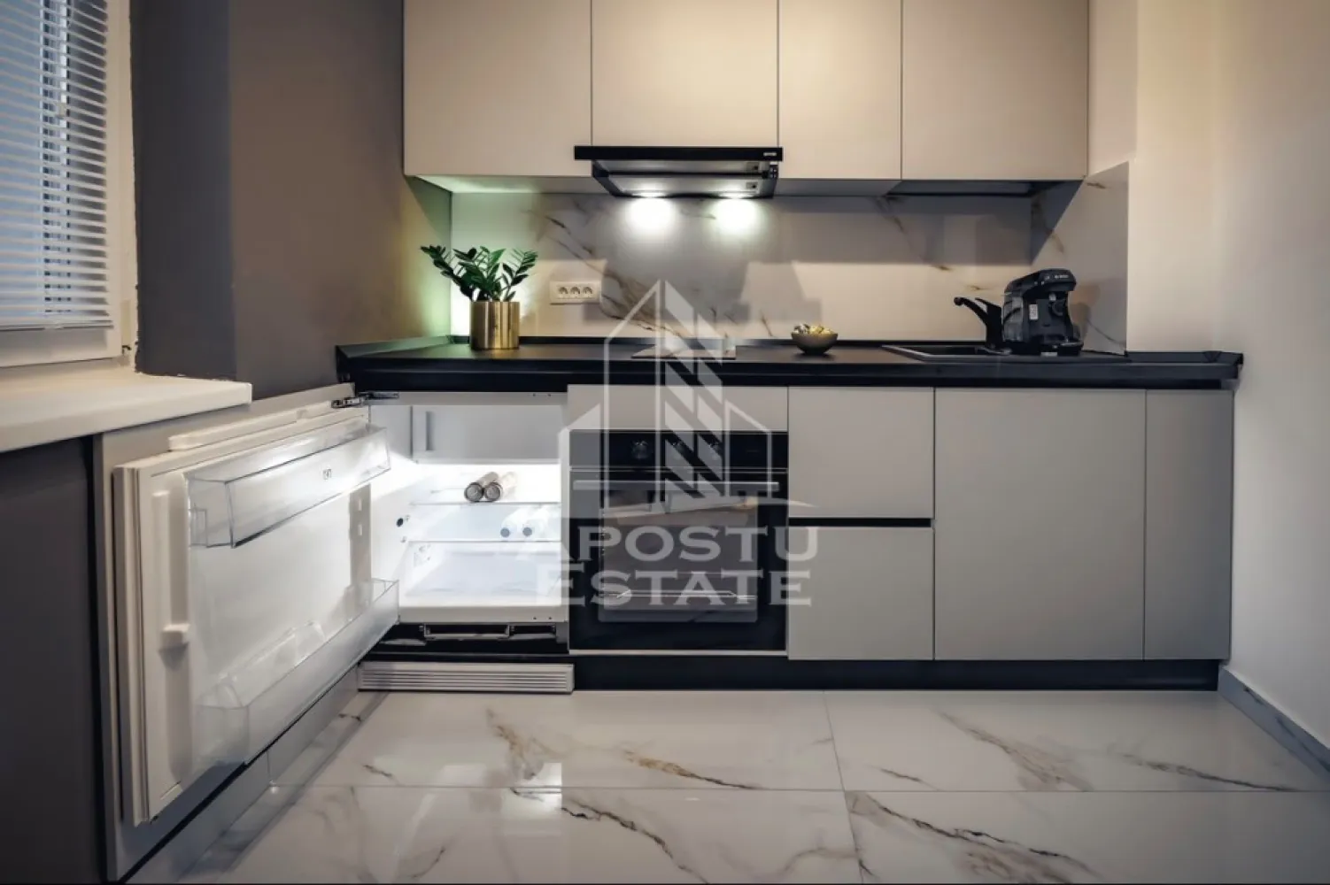 Apartament de închiriat cu 1 cameră , Zona centrală , Timișoara - APOSTU ESTATE vă propune spre închiriere un apartament spațios și elegant cu 1 camera , situat într-o zonă liniștită și bine conectată din Zona Semicentrală - Timișoara , ideal pentru persoane singure sau persoane care doresc un spațiu generos și confortabil.
 
 Suprafață utilă: 35 mp
 Compartimentare eficientă:
 Hol de acces generos
 Bucătărie complet mobilată și utilată, cu loc de luat masa 
 Dormitor matrimonial mobilat lux 
 Baie principală cu duș 
 Debara 
 
 Confort și facilități:
 Încălzire colterm - cheltuieli mici 
 Aer condiționat
 Apartamentul este complet mobilat și utilat de lux 
 Localizare: Zona Semicentrala -liniște, acces facil spre oraș, în apropiere de magazine, școli și mijloace de transport în comun.
 
 Ideal pentru:
 Studenți 
 Cupluri
 Profesioniști care lucrează remote sau au nevoie de birou acasă
 Preț chirie: 450 E
Id intern: CP3197203
