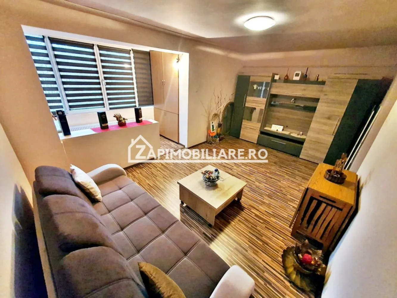 Tudor - Apartament 3 camere confort 1 - Str Moldovei - - Mentionati ID-ul proprietatii cand apelati: CP3197368
Contact ⓪⑦②⑥ ②②③ ⑧⑧⑥ Sebastian

Zap Imobiliare vă propune spre închiriere un apartament decomandat cu 3 camere, confort 1, situat în Târgu Mureș, în cartierul Tudor, pe strada Moldovei. Locuința este amplasată la etajul 3 dintr-un imobil cu 4 niveluri și oferă o suprafață utilă generoasă de 65 mp, fiind ideală pentru o familie sau persoane care își doresc un spațiu aerisit și excelent poziționat.

-- Suprafață utilă: 65 mp
-- Compartimentare: Decomandat – 1 living primitior, 2 dormitoare intime, 1 bucătărie, 1 baie, 1 hol și 1 balcon închis.
-- Dotări și utilități: Centrală termică proprie, calorifere, geamuri termopan, ușă metalică la intrare, mașină de spălat rufe, frigider, aragaz și sistem de alarmă pentru un plus de siguranță.

Locuința se închiriază complet mobilată și utilată, fiind pregătită pentru mutare imediată. Proprietatea se află într-o zonă cu un confort deosebit, în imediata apropiere a tuturor facilităților urbane: mijloace de transport în comun, magazine, unități de învățământ de toate gradele, piață, parc, bănci și farmacii.

Preț închiriere: 390 Euro / lună + garantie
Comisionul perceput este de 50% din valoarea primei chirii și se plătește o singură dată, în momentul semnării contractului de închiriere.

Acest anunț nu corespunde cerințelor tale? Sună la numărul afișat în anunț și unul dintre agenții noștri te va ajuta cu alte oferte personalizate în funcție de cerințele tale.

Contact ⓪⑦②⑥ ②②③ ⑧⑧⑥ Sebastian