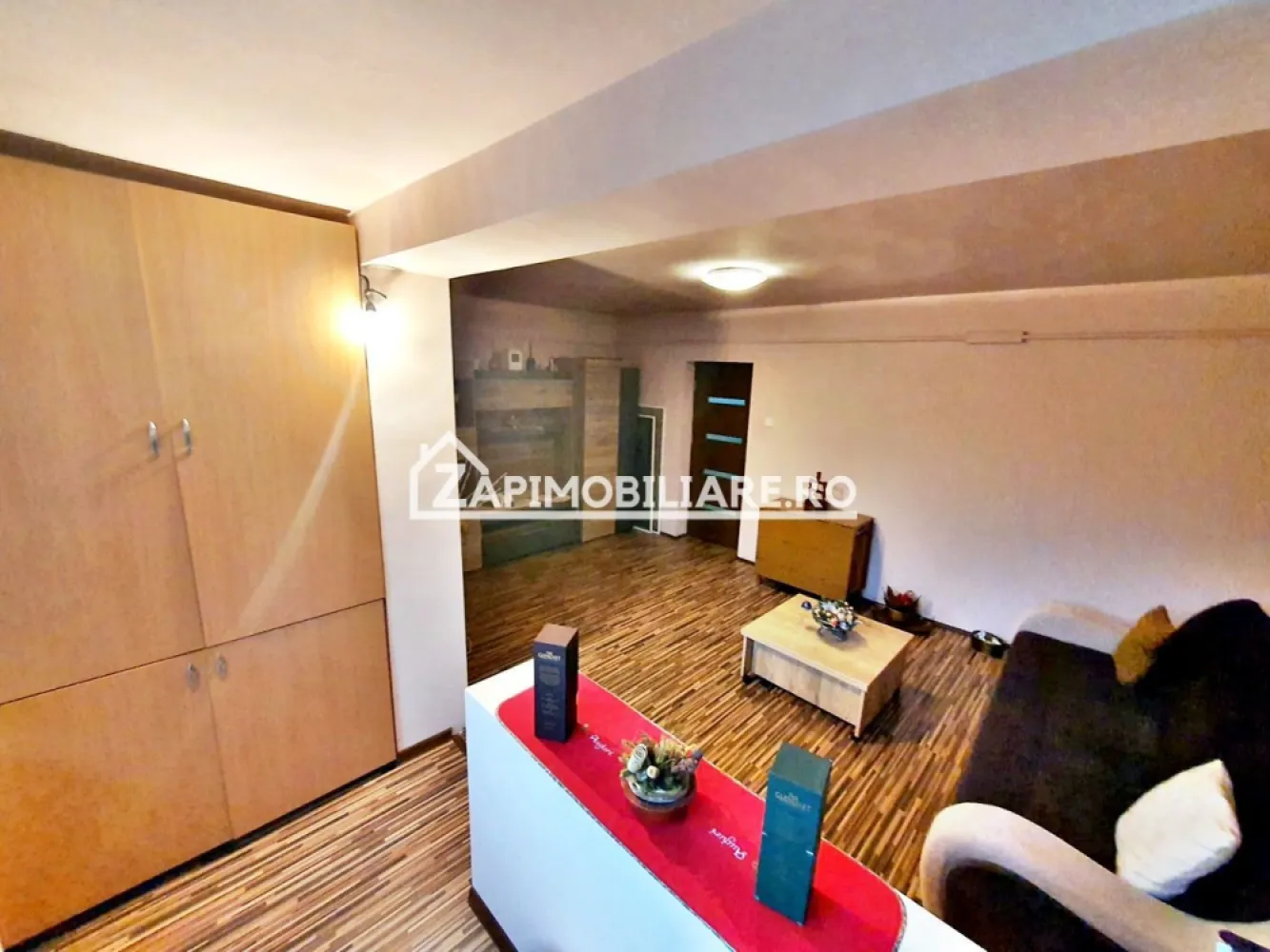 Tudor - Apartament 3 camere confort 1 - Str Moldovei - - Mentionati ID-ul proprietatii cand apelati: CP3197368
Contact ⓪⑦②⑥ ②②③ ⑧⑧⑥ Sebastian

Zap Imobiliare vă propune spre închiriere un apartament decomandat cu 3 camere, confort 1, situat în Târgu Mureș, în cartierul Tudor, pe strada Moldovei. Locuința este amplasată la etajul 3 dintr-un imobil cu 4 niveluri și oferă o suprafață utilă generoasă de 65 mp, fiind ideală pentru o familie sau persoane care își doresc un spațiu aerisit și excelent poziționat.

-- Suprafață utilă: 65 mp
-- Compartimentare: Decomandat – 1 living primitior, 2 dormitoare intime, 1 bucătărie, 1 baie, 1 hol și 1 balcon închis.
-- Dotări și utilități: Centrală termică proprie, calorifere, geamuri termopan, ușă metalică la intrare, mașină de spălat rufe, frigider, aragaz și sistem de alarmă pentru un plus de siguranță.

Locuința se închiriază complet mobilată și utilată, fiind pregătită pentru mutare imediată. Proprietatea se află într-o zonă cu un confort deosebit, în imediata apropiere a tuturor facilităților urbane: mijloace de transport în comun, magazine, unități de învățământ de toate gradele, piață, parc, bănci și farmacii.

Preț închiriere: 390 Euro / lună + garantie
Comisionul perceput este de 50% din valoarea primei chirii și se plătește o singură dată, în momentul semnării contractului de închiriere.

Acest anunț nu corespunde cerințelor tale? Sună la numărul afișat în anunț și unul dintre agenții noștri te va ajuta cu alte oferte personalizate în funcție de cerințele tale.

Contact ⓪⑦②⑥ ②②③ ⑧⑧⑥ Sebastian