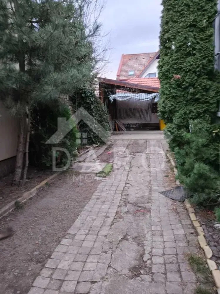 🏡 Vând casă 4 camere - Localizare excelentă – Strada Crișan, una dintre cele 4 străduțe perpendiculare pe Pârâul Poklos și Str. Rodnei ➡️ La aprox. 200 m de centru, în imediata apropiere Nova Vita / Topmed ➡️ Zonă liniștită, cu vecini deosebiți, acces rapid către punctele de interes 🔹 Detalii proprietate 🏠 Casă cu 4 camere 📐 Amprentă la sol: 103 mp 🌳 Teren total: 280 mp 🚗 2 garaje separate 🧱 Pivniță mare, uscată 🪟 Geamuri termopan aproape peste tot 🏗️ Renovare aproape finalizată ➡️ A mai rămas o singură cameră de finisat (plafon coborât, zidărie interioară, 2 calorifere, 2 geamuri termopan) ➡️ Costurile sunt clare și cunoscute 💧 Avantaj important – FÂNTÂNĂ proprie betonată ✔️ Fântână la nivelul curții (se poate trece cu mașina peste ea) ✔️ Apă potabilă ✔️ Motor asincron italian + furtun ranforsat 1 inch, 15 m ✔️ Ideală pentru: situații de avarie la rețeaua de apă udat grădina și plantele economie semnificativă la costul apei ℹ️ Informații suplimentare Casă solidă, cu potențial foarte bun Necesită doar finalizarea ultimei camere Zonă centrală foarte căutată }}