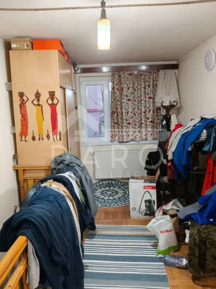 🏡 Vând casă 4 camere - Localizare excelentă – Strada Crișan, una dintre cele 4 străduțe perpendiculare pe Pârâul Poklos și Str. Rodnei ➡️ La aprox. 200 m de centru, în imediata apropiere Nova Vita / Topmed ➡️ Zonă liniștită, cu vecini deosebiți, acces rapid către punctele de interes 🔹 Detalii proprietate 🏠 Casă cu 4 camere 📐 Amprentă la sol: 103 mp 🌳 Teren total: 280 mp 🚗 2 garaje separate 🧱 Pivniță mare, uscată 🪟 Geamuri termopan aproape peste tot 🏗️ Renovare aproape finalizată ➡️ A mai rămas o singură cameră de finisat (plafon coborât, zidărie interioară, 2 calorifere, 2 geamuri termopan) ➡️ Costurile sunt clare și cunoscute 💧 Avantaj important – FÂNTÂNĂ proprie betonată ✔️ Fântână la nivelul curții (se poate trece cu mașina peste ea) ✔️ Apă potabilă ✔️ Motor asincron italian + furtun ranforsat 1 inch, 15 m ✔️ Ideală pentru: situații de avarie la rețeaua de apă udat grădina și plantele economie semnificativă la costul apei ℹ️ Informații suplimentare Casă solidă, cu potențial foarte bun Necesită doar finalizarea ultimei camere Zonă centrală foarte căutată }}