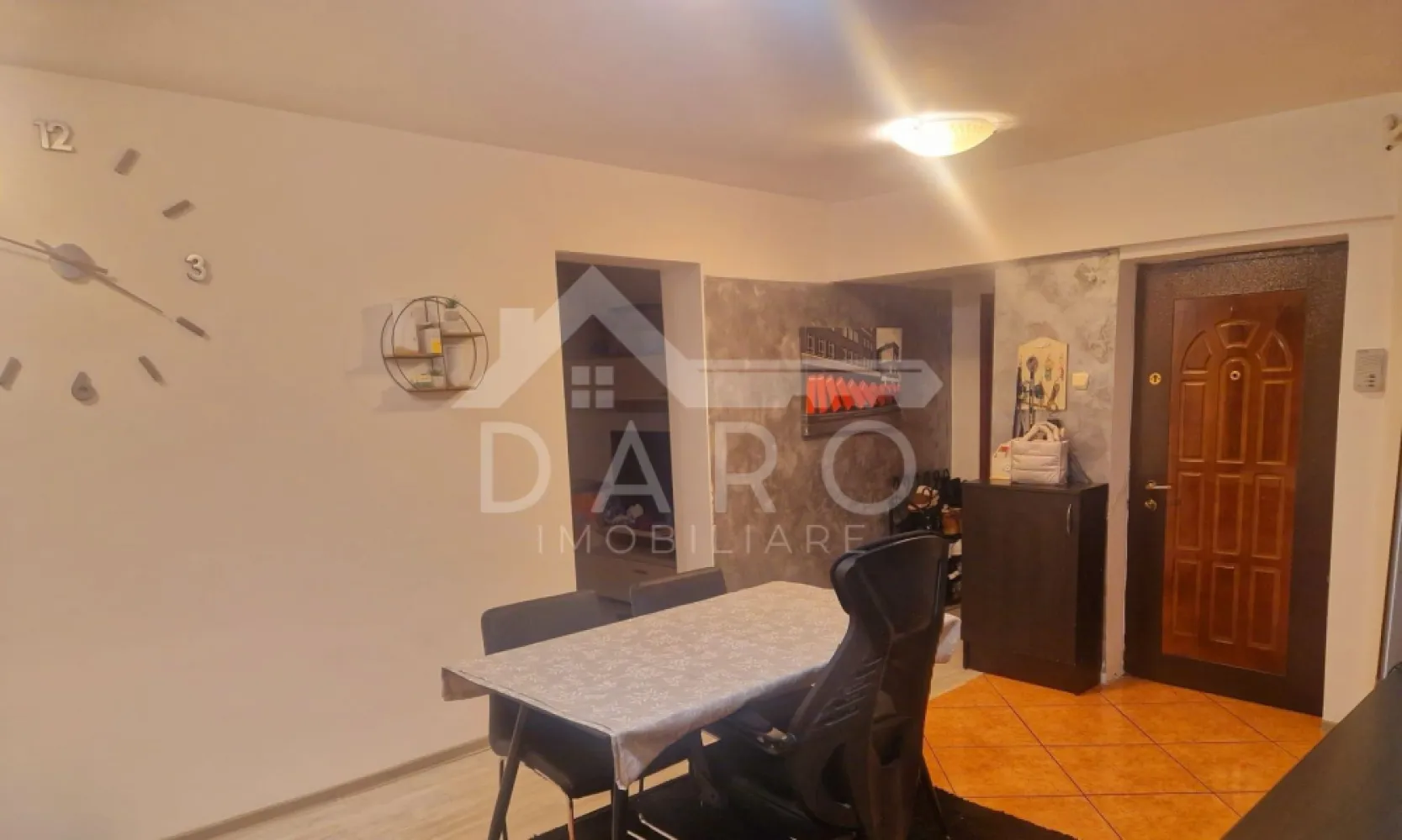 Apartament 4 camere Tudor - 🏠 De vânzare – Apartament 4 camere, cartier Tudor (zona Macului Roșu) Se oferă spre vânzare un apartament spațios, cu o suprafață utilă de 77 mp + balcon de 4 mp, situat la etajul 4 din 4 al unui bloc izolat termic, cu acoperiș complet schimbat în 2023. 📍 Localizare: Cartier Tudor, în apropiere de Macul Roșu – zonă liniștită și bine conectată. ✨ Caracteristici: 4 camere luminoase 2 băi Balcon închis Compartimentare practică Bloc întreținut și curat 🪴 Avantaje: ✅ Aproape de școli, grădinițe, magazine și stații de transport în comun ✅ Zonă sigură și liniștită ✅ Ideal pentru o familie care își dorește spațiu și confort 📞 Pentru detalii suplimentare sau programarea unei vizionări: 0749 535 729 🏡 DARO Imobiliare – partenerul tău de încredere în imobiliare. }}