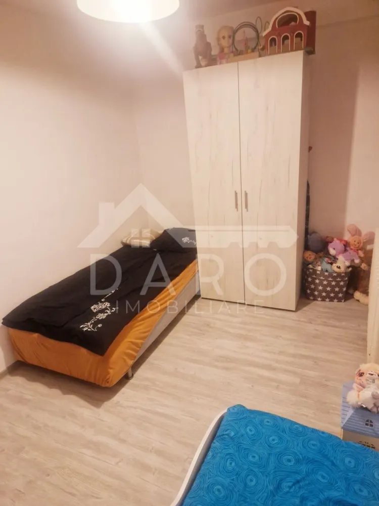 Apartament 4 camere Tudor - 🏠 De vânzare – Apartament 4 camere, cartier Tudor (zona Macului Roșu) Se oferă spre vânzare un apartament spațios, cu o suprafață utilă de 77 mp + balcon de 4 mp, situat la etajul 4 din 4 al unui bloc izolat termic, cu acoperiș complet schimbat în 2023. 📍 Localizare: Cartier Tudor, în apropiere de Macul Roșu – zonă liniștită și bine conectată. ✨ Caracteristici: 4 camere luminoase 2 băi Balcon închis Compartimentare practică Bloc întreținut și curat 🪴 Avantaje: ✅ Aproape de școli, grădinițe, magazine și stații de transport în comun ✅ Zonă sigură și liniștită ✅ Ideal pentru o familie care își dorește spațiu și confort 📞 Pentru detalii suplimentare sau programarea unei vizionări: 0749 535 729 🏡 DARO Imobiliare – partenerul tău de încredere în imobiliare. }}