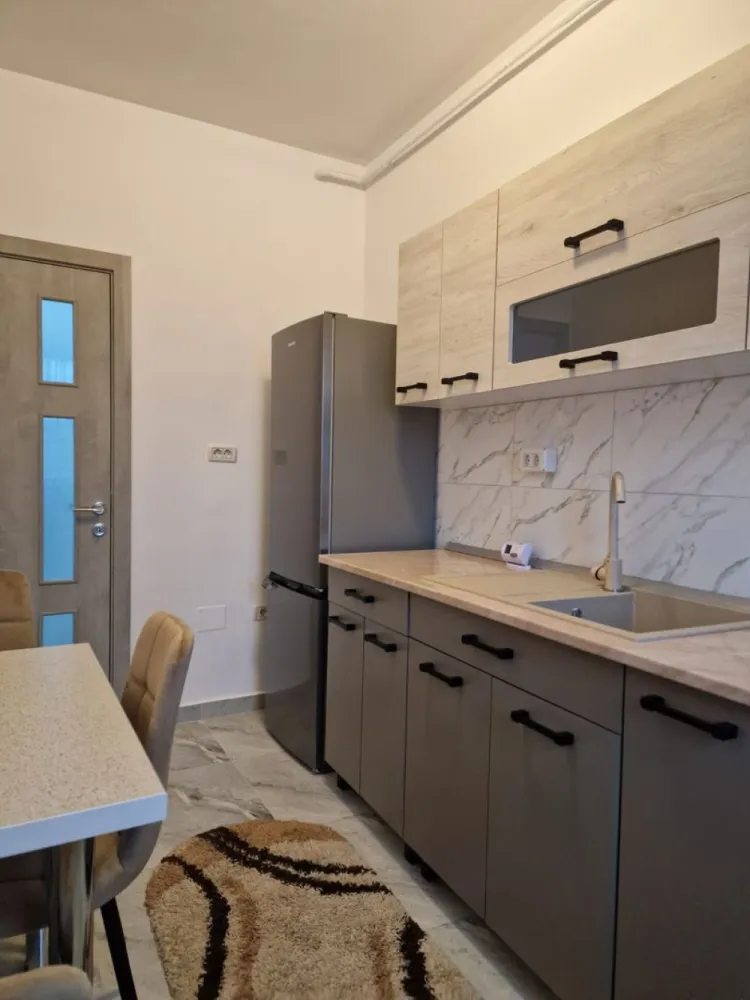 Apartament 2 camere, prima închiriere, Militari Residence – Parcare - Se oferă spre închiriere apartament cu 2 camere, mobilat și utilat situat pe Weiner Palada cu acces in Rezervelor Apartamentul are o suprafață de 60 mp, este decomandat și beneficiază de mobilier și electrocasnice de calitate . Compartimentarea este ideală pentru confort și funcționalitate. Dotări și beneficii: Loc de parcare Mobilat și utilat complet 1 aparat de aer condiționat Bucătărie complet echipată Baie + spații de depozitare Acces rapid către centre comerciale, transport public și principalele puncte de interes din zona Militari. 📍 Localizare: Weiner Palada cu acces in Rezervelor 📅 Disponibil imediat Comision 50% Pentru mai multe detalii sau programarea unei vizionări, vă stau la dispoziție. }}