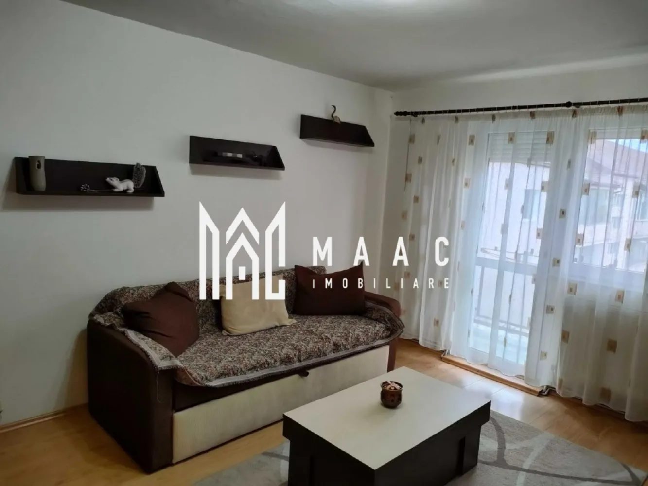 Apartament 3 camere | 58 MPU | Balcon | Hipodrom 3 - MAAC Imobiliare vă propune spre închiriere un apartament cu 3 camere, situat în zona Hipodrom 3. Apartamentul dispune de compartimentare semidecomandată și este compus din hol de acces, bucătărie, sufragerie cu acces pe balconul deschis, 2 dormitoare și baie cu cabină. Amplasarea oferă acces rapid către numeroase stații pentru transportul în comun, mai multe instituții de învățământ și diverse magazine alimentare. Se percepe chirie in avans și o garanție în cuantumul unei chirii lunare. Nu se acceptă animale de companie. Se predă mobilat/utilat. Pentru mai multe detalii, specificați telefonic ca ați văzut anunțul cu ID: CP2929784 }}