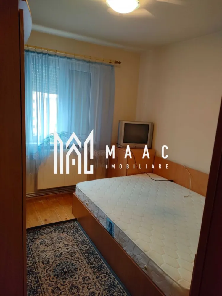 Apartament 3 camere | 58 MPU | Balcon | Hipodrom 3 - MAAC Imobiliare vă propune spre închiriere un apartament cu 3 camere, situat în zona Hipodrom 3. Apartamentul dispune de compartimentare semidecomandată și este compus din hol de acces, bucătărie, sufragerie cu acces pe balconul deschis, 2 dormitoare și baie cu cabină. Amplasarea oferă acces rapid către numeroase stații pentru transportul în comun, mai multe instituții de învățământ și diverse magazine alimentare. Se percepe chirie in avans și o garanție în cuantumul unei chirii lunare. Nu se acceptă animale de companie. Se predă mobilat/utilat. Pentru mai multe detalii, specificați telefonic ca ați văzut anunțul cu ID: CP2929784 }}