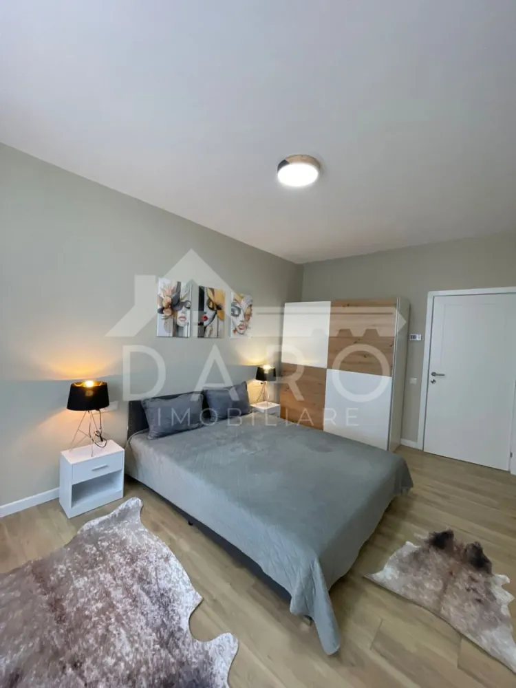 Concept 9 | 2 camere premium | Dressing + balcon | 500€ – rar disponib - 🏡 Închiriere apartament 2 camere – Concept 9 | 56 mp | 500 €/lună Se oferă spre închiriere apartament modern și elegant, situat în ansamblul rezidențial Concept 9, una dintre cele mai apreciate zone rezidențiale din Târgu Mureș. 📐 Suprafață: 56 mp 💰 Chirie: 500 €/lună ✔ disponibil imediat ✔ ideal pentru cuplu sau persoană activă Despre apartament ✔ living luminos, cu acces la balcon și vedere deschisă ✔ dormitor spațios, amenajat modern ✔ dressing separat, pentru organizare eficientă ✔ bucătărie open-space, complet mobilată și utilată ✔ baie cu finisaje premium tip marmură ✔ design modern, mobilier nou și de calitate ✔ stare impecabilă – gata de mutare Despre Concept 9 – locație premium 📍 una dintre cele mai bune zone rezidențiale din Târgu Mureș 📍 complex nou, modern și liniștit 📍 combinația perfectă între confort și acces rapid la oraș 📍 aproape de Shopping City, Carrefour, farmacii și servicii 📍 în apropiere de școli, zone verzi și pădure 📍 comunitate modernă și bine organizată 💎 Un apartament modern, luminos și rafinat, ideal pentru un stil de viață premium. 🤝 Proprietate promovată prin DARO Imobiliare 💳 Te gândești să îți cumperi propria locuință? Prin Kiwi Finance îți ofer: ✔ analiză GRATUITĂ a eligibilității ✔ oferte de la peste 12 bănci ✔ negocierea dobânzii în favoarea ta ✔ suport complet până la semnare 📞 Detalii și vizionări: Coman Maria – DARO Imobiliare & Kiwi Finance 📱 0749 535 729 🔑 DARO Imobiliare – proprietăți premium pentru clienți premium. Concept 9 este mai mult decât o adresă. Este răspunsul pentru cei care caută echilibrul autentic între dinamismul orașului și liniștea de care au nevoie pentru a trăi bine. Am ales una dintre cele mai inspirate zone din Târgu Mureș – un spațiu ferit de poluare și aglomerație, dar conectat fluent la toate punctele importante ale orașului. Te afli la maximum 9 minute de mers pe jos de mall, supermarketuri, farmacii, școli sau pădure. Iar cu mașina, centrul orașului e tot la 9 minute distanță. Asta înseamnă că poți avea acces rapid la tot ce contează, fără să renunți la liniștea și calitatea aerului din jurul casei tale. Zonă verde, infrastructură fluidă, proximitate urbană, comunitate în formare – Concept 9 este un proiect care te pune în centrul a ceea ce contează cu adevărat: timpul tău. }}