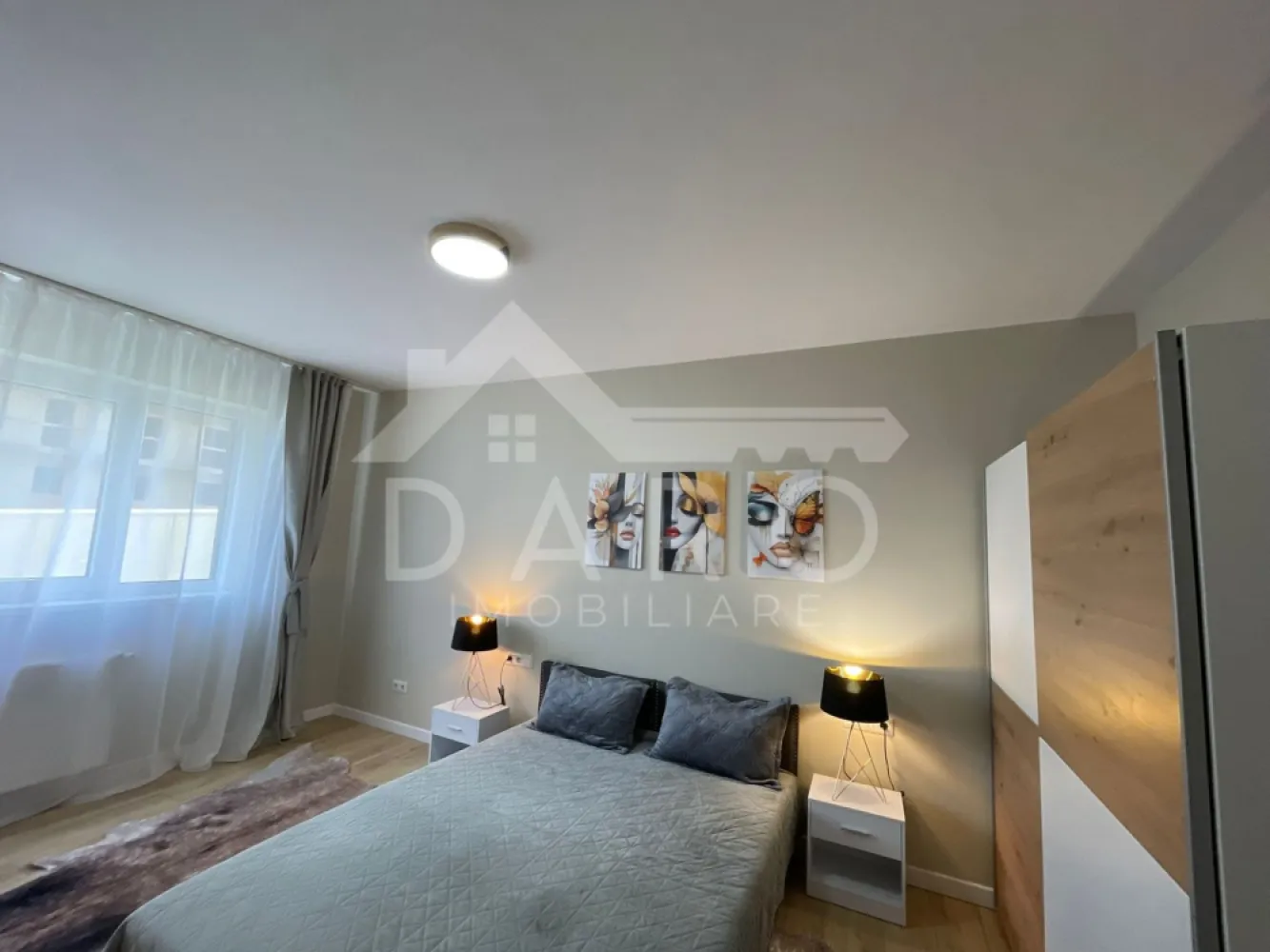 Concept 9 | 2 camere premium | Dressing + balcon | 500€ – rar disponib - 🏡 Închiriere apartament 2 camere – Concept 9 | 56 mp | 500 €/lună Se oferă spre închiriere apartament modern și elegant, situat în ansamblul rezidențial Concept 9, una dintre cele mai apreciate zone rezidențiale din Târgu Mureș. 📐 Suprafață: 56 mp 💰 Chirie: 500 €/lună ✔ disponibil imediat ✔ ideal pentru cuplu sau persoană activă Despre apartament ✔ living luminos, cu acces la balcon și vedere deschisă ✔ dormitor spațios, amenajat modern ✔ dressing separat, pentru organizare eficientă ✔ bucătărie open-space, complet mobilată și utilată ✔ baie cu finisaje premium tip marmură ✔ design modern, mobilier nou și de calitate ✔ stare impecabilă – gata de mutare Despre Concept 9 – locație premium 📍 una dintre cele mai bune zone rezidențiale din Târgu Mureș 📍 complex nou, modern și liniștit 📍 combinația perfectă între confort și acces rapid la oraș 📍 aproape de Shopping City, Carrefour, farmacii și servicii 📍 în apropiere de școli, zone verzi și pădure 📍 comunitate modernă și bine organizată 💎 Un apartament modern, luminos și rafinat, ideal pentru un stil de viață premium. 🤝 Proprietate promovată prin DARO Imobiliare 💳 Te gândești să îți cumperi propria locuință? Prin Kiwi Finance îți ofer: ✔ analiză GRATUITĂ a eligibilității ✔ oferte de la peste 12 bănci ✔ negocierea dobânzii în favoarea ta ✔ suport complet până la semnare 📞 Detalii și vizionări: Coman Maria – DARO Imobiliare & Kiwi Finance 📱 0749 535 729 🔑 DARO Imobiliare – proprietăți premium pentru clienți premium. Concept 9 este mai mult decât o adresă. Este răspunsul pentru cei care caută echilibrul autentic între dinamismul orașului și liniștea de care au nevoie pentru a trăi bine. Am ales una dintre cele mai inspirate zone din Târgu Mureș – un spațiu ferit de poluare și aglomerație, dar conectat fluent la toate punctele importante ale orașului. Te afli la maximum 9 minute de mers pe jos de mall, supermarketuri, farmacii, școli sau pădure. Iar cu mașina, centrul orașului e tot la 9 minute distanță. Asta înseamnă că poți avea acces rapid la tot ce contează, fără să renunți la liniștea și calitatea aerului din jurul casei tale. Zonă verde, infrastructură fluidă, proximitate urbană, comunitate în formare – Concept 9 este un proiect care te pune în centrul a ceea ce contează cu adevărat: timpul tău. }}