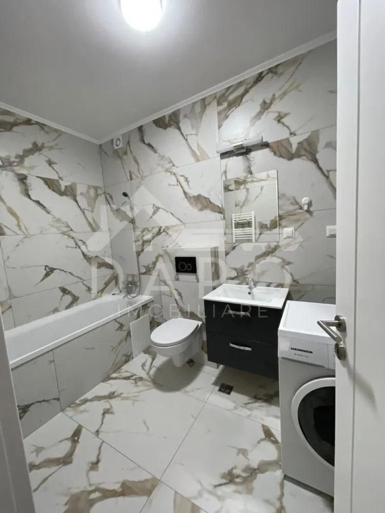 Concept 9 | 2 camere premium | Dressing + balcon | 500€ – rar disponib - 🏡 Închiriere apartament 2 camere – Concept 9 | 56 mp | 500 €/lună Se oferă spre închiriere apartament modern și elegant, situat în ansamblul rezidențial Concept 9, una dintre cele mai apreciate zone rezidențiale din Târgu Mureș. 📐 Suprafață: 56 mp 💰 Chirie: 500 €/lună ✔ disponibil imediat ✔ ideal pentru cuplu sau persoană activă Despre apartament ✔ living luminos, cu acces la balcon și vedere deschisă ✔ dormitor spațios, amenajat modern ✔ dressing separat, pentru organizare eficientă ✔ bucătărie open-space, complet mobilată și utilată ✔ baie cu finisaje premium tip marmură ✔ design modern, mobilier nou și de calitate ✔ stare impecabilă – gata de mutare Despre Concept 9 – locație premium 📍 una dintre cele mai bune zone rezidențiale din Târgu Mureș 📍 complex nou, modern și liniștit 📍 combinația perfectă între confort și acces rapid la oraș 📍 aproape de Shopping City, Carrefour, farmacii și servicii 📍 în apropiere de școli, zone verzi și pădure 📍 comunitate modernă și bine organizată 💎 Un apartament modern, luminos și rafinat, ideal pentru un stil de viață premium. 🤝 Proprietate promovată prin DARO Imobiliare 💳 Te gândești să îți cumperi propria locuință? Prin Kiwi Finance îți ofer: ✔ analiză GRATUITĂ a eligibilității ✔ oferte de la peste 12 bănci ✔ negocierea dobânzii în favoarea ta ✔ suport complet până la semnare 📞 Detalii și vizionări: Coman Maria – DARO Imobiliare & Kiwi Finance 📱 0749 535 729 🔑 DARO Imobiliare – proprietăți premium pentru clienți premium. Concept 9 este mai mult decât o adresă. Este răspunsul pentru cei care caută echilibrul autentic între dinamismul orașului și liniștea de care au nevoie pentru a trăi bine. Am ales una dintre cele mai inspirate zone din Târgu Mureș – un spațiu ferit de poluare și aglomerație, dar conectat fluent la toate punctele importante ale orașului. Te afli la maximum 9 minute de mers pe jos de mall, supermarketuri, farmacii, școli sau pădure. Iar cu mașina, centrul orașului e tot la 9 minute distanță. Asta înseamnă că poți avea acces rapid la tot ce contează, fără să renunți la liniștea și calitatea aerului din jurul casei tale. Zonă verde, infrastructură fluidă, proximitate urbană, comunitate în formare – Concept 9 este un proiect care te pune în centrul a ceea ce contează cu adevărat: timpul tău. }}