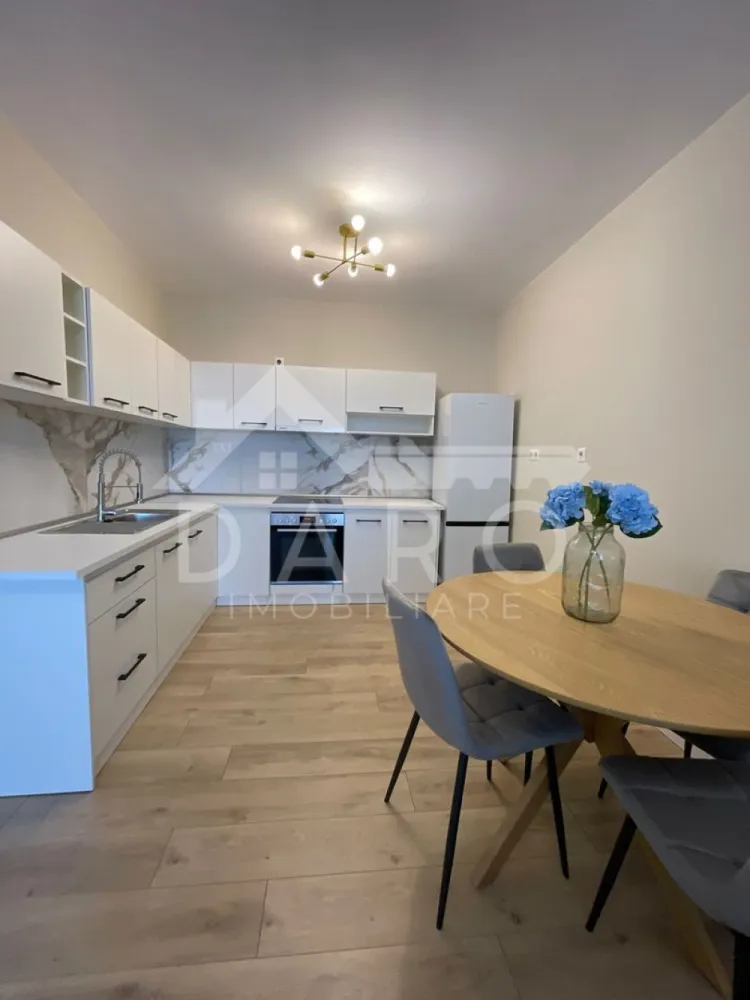 Concept 9 | 2 camere premium | Dressing + balcon | 500€ – rar disponib - 🏡 Închiriere apartament 2 camere – Concept 9 | 56 mp | 500 €/lună Se oferă spre închiriere apartament modern și elegant, situat în ansamblul rezidențial Concept 9, una dintre cele mai apreciate zone rezidențiale din Târgu Mureș. 📐 Suprafață: 56 mp 💰 Chirie: 500 €/lună ✔ disponibil imediat ✔ ideal pentru cuplu sau persoană activă Despre apartament ✔ living luminos, cu acces la balcon și vedere deschisă ✔ dormitor spațios, amenajat modern ✔ dressing separat, pentru organizare eficientă ✔ bucătărie open-space, complet mobilată și utilată ✔ baie cu finisaje premium tip marmură ✔ design modern, mobilier nou și de calitate ✔ stare impecabilă – gata de mutare Despre Concept 9 – locație premium 📍 una dintre cele mai bune zone rezidențiale din Târgu Mureș 📍 complex nou, modern și liniștit 📍 combinația perfectă între confort și acces rapid la oraș 📍 aproape de Shopping City, Carrefour, farmacii și servicii 📍 în apropiere de școli, zone verzi și pădure 📍 comunitate modernă și bine organizată 💎 Un apartament modern, luminos și rafinat, ideal pentru un stil de viață premium. 🤝 Proprietate promovată prin DARO Imobiliare 💳 Te gândești să îți cumperi propria locuință? Prin Kiwi Finance îți ofer: ✔ analiză GRATUITĂ a eligibilității ✔ oferte de la peste 12 bănci ✔ negocierea dobânzii în favoarea ta ✔ suport complet până la semnare 📞 Detalii și vizionări: Coman Maria – DARO Imobiliare & Kiwi Finance 📱 0749 535 729 🔑 DARO Imobiliare – proprietăți premium pentru clienți premium. Concept 9 este mai mult decât o adresă. Este răspunsul pentru cei care caută echilibrul autentic între dinamismul orașului și liniștea de care au nevoie pentru a trăi bine. Am ales una dintre cele mai inspirate zone din Târgu Mureș – un spațiu ferit de poluare și aglomerație, dar conectat fluent la toate punctele importante ale orașului. Te afli la maximum 9 minute de mers pe jos de mall, supermarketuri, farmacii, școli sau pădure. Iar cu mașina, centrul orașului e tot la 9 minute distanță. Asta înseamnă că poți avea acces rapid la tot ce contează, fără să renunți la liniștea și calitatea aerului din jurul casei tale. Zonă verde, infrastructură fluidă, proximitate urbană, comunitate în formare – Concept 9 este un proiect care te pune în centrul a ceea ce contează cu adevărat: timpul tău. }}