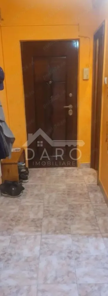 🏡 Apartament 3 camere decomandat | 68 mp | Parter | Cartier Tudor - 🏡 Apartament 3 camere de vânzare | Confort 1 | Decomandat | Cartier Tudor Se vinde apartament cu 3 camere, confort 1, decomandat, situat pe Strada Livezeni, în Cartierul Tudor, zonă bună și liniștită. 📍 Localizare excelentă: aproape de stație, unități de învățământ, Kaufland, Lidl, Piața Diamant, parc de joacă și locuri de parcare (unele cu copertină). 🔑 Detalii apartament Etaj: parter / 4 Bloc izolat termic Suprafață utilă: 68 mp Compartimentare: 3 camere 2 băi bucătărie 2 holuri debara cu acces direct în pivniță cămară 🛠️ Îmbunătățiri geamuri termopan centrală termică proprie ușă metalică la intrare 📞 Pentru detalii suplimentare și programarea unei vizionări, sunați sau lăsați mesaj. }}