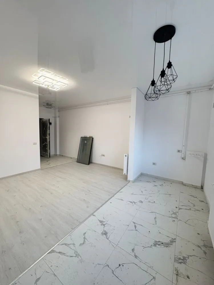 Garsoniera Militari Str Tineretului - TVA INCLUS !! Vă prezentăm o garsonieră deosebită, situată în cartierul Militari Residence, într-un bloc modern cu regim de înălțime P+6, poziționat strategic pentru a vă oferi confort și accesibilitate. Detalii proprietate: - Tip: Garsonieră - Termen de finalizare: martie 2026 - Locație: Militari Residence strada Tineretului Avantaje: - Bloc nou, construit cu materiale de calitate, garantând un standard ridicat de confort. - Poziție excelentă, în imediata apropiere a mijloacelor de transport în comun, pentru o deplasare facilă către orice zonă a orașului. - Acces rapid la instituții educaționale (școli publice), centre comerciale, supermarketuri și mall-uri. - Zonă liniștită, ideală pentru locuit sau investiție. Acum este momentul să achiziționați locuința visurilor dumneavoastră! Contactați-ne pentru mai multe detalii și programarea unei vizionări. }}